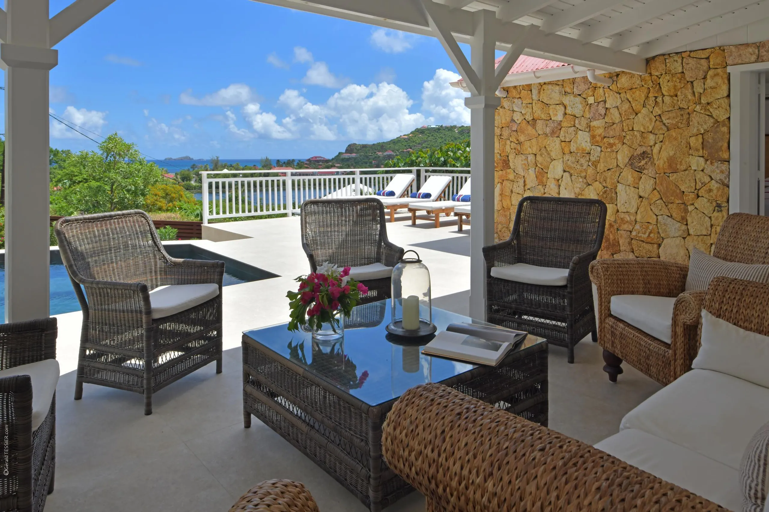 Majestic Tropical Estate with Private Pool and Ocean Views — photograph 3