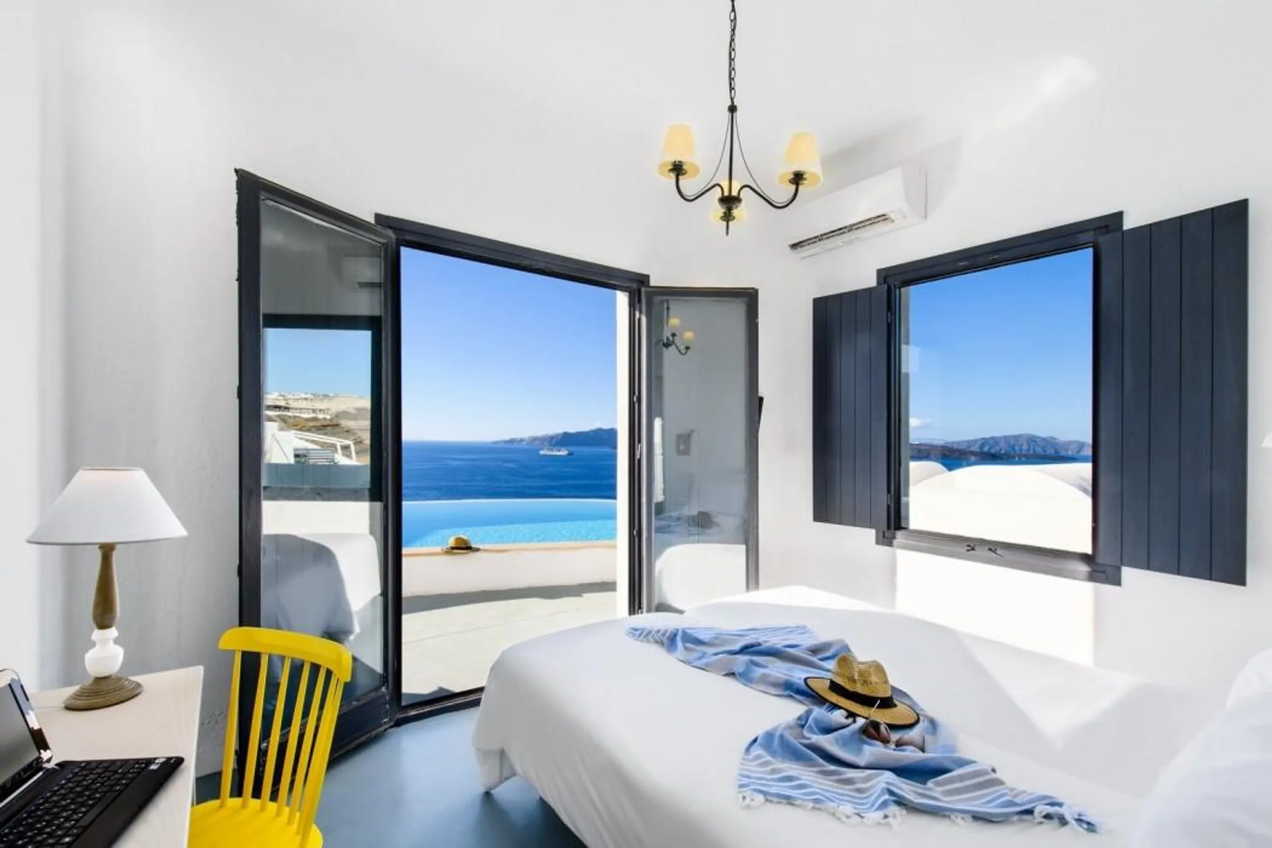 Lavish Haven with Majestic Seascapes and Deluxe Pool Retreat — photograph 9