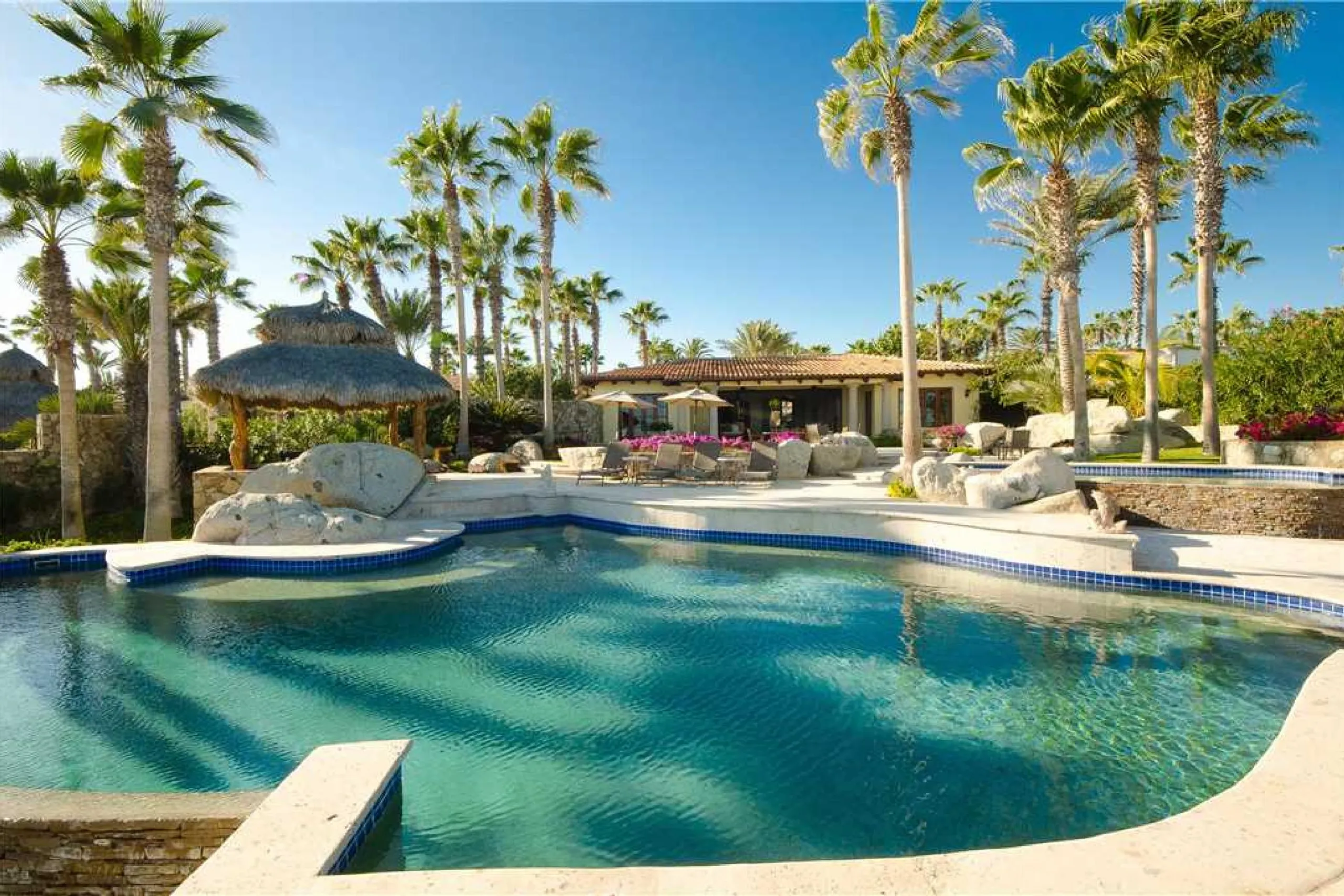Lavish Waterfront Luxury Retreat in Punta Ballena with Private Pool and Walk to Beach, Punta Ballena