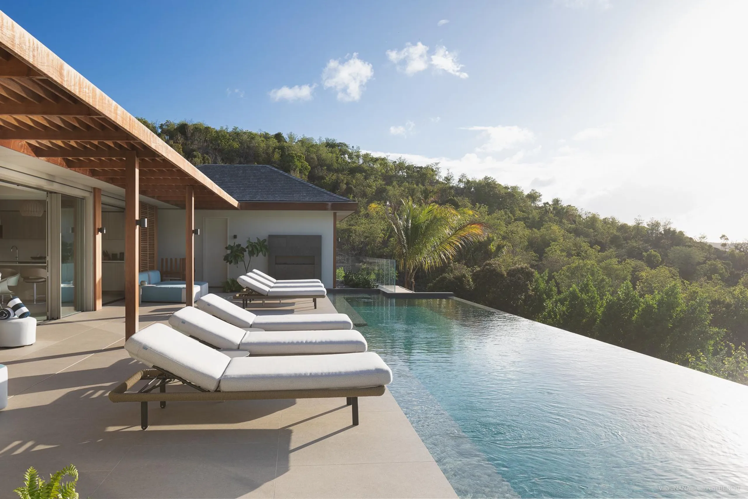 Gracefully Decorated Island Villa with Private Pool and Ocean Views — photograph 2