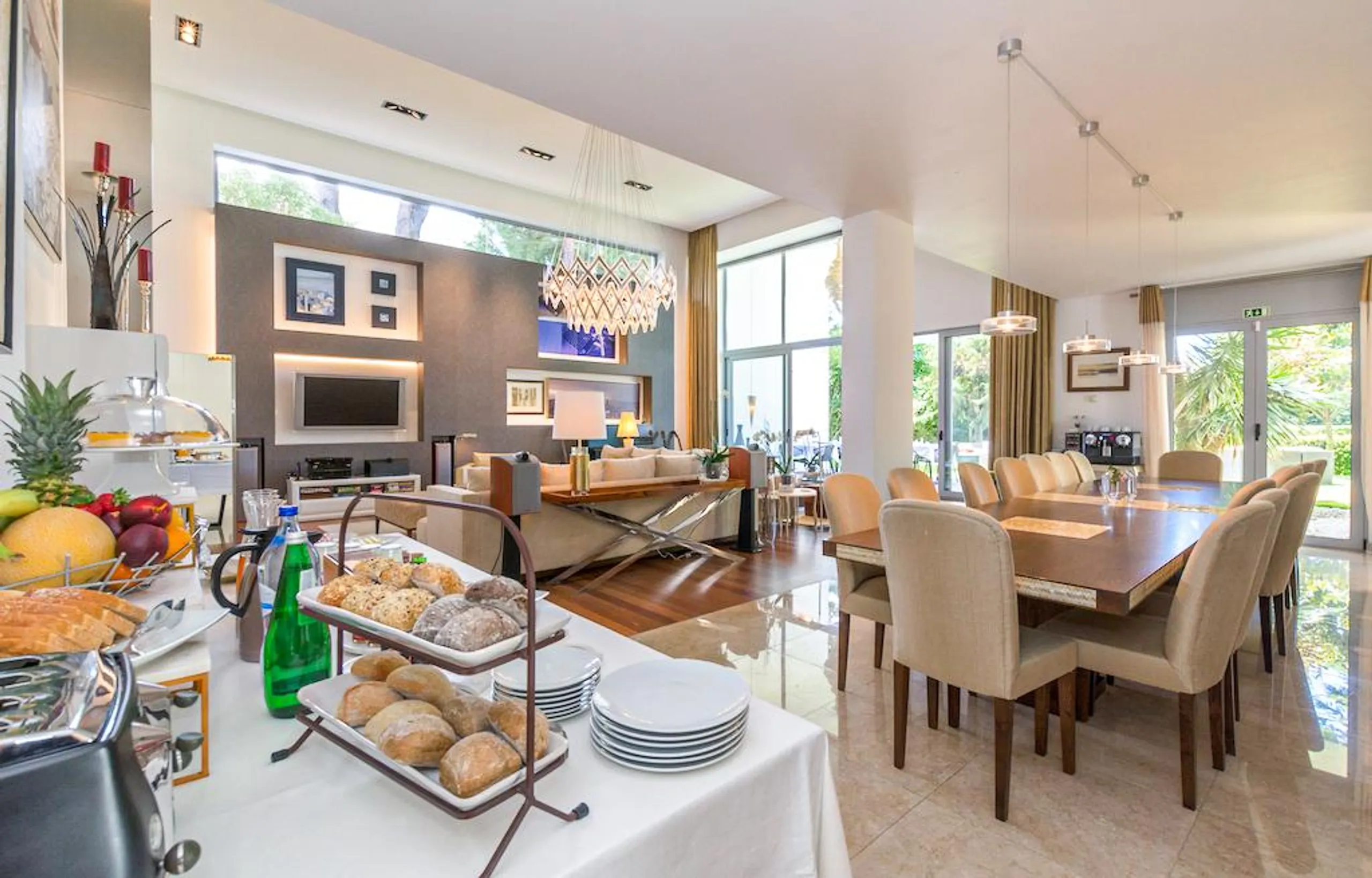 Plush and Inviting Villa with Private Pool and Gardens — photograph 7