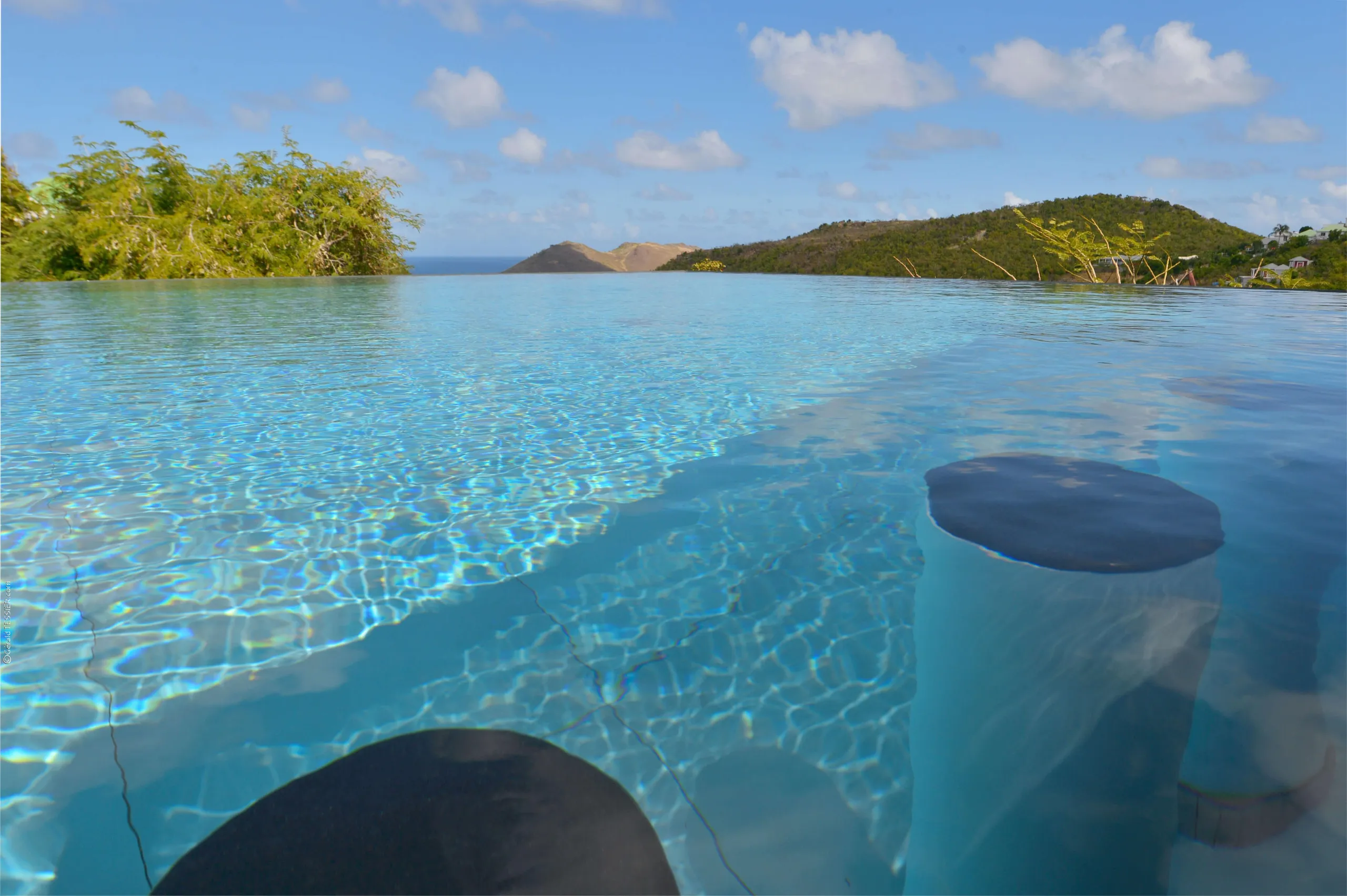 Luxury Villa Oasis: Serene Hillside Retreat with Infinity Pool in St-Barts — photograph 9