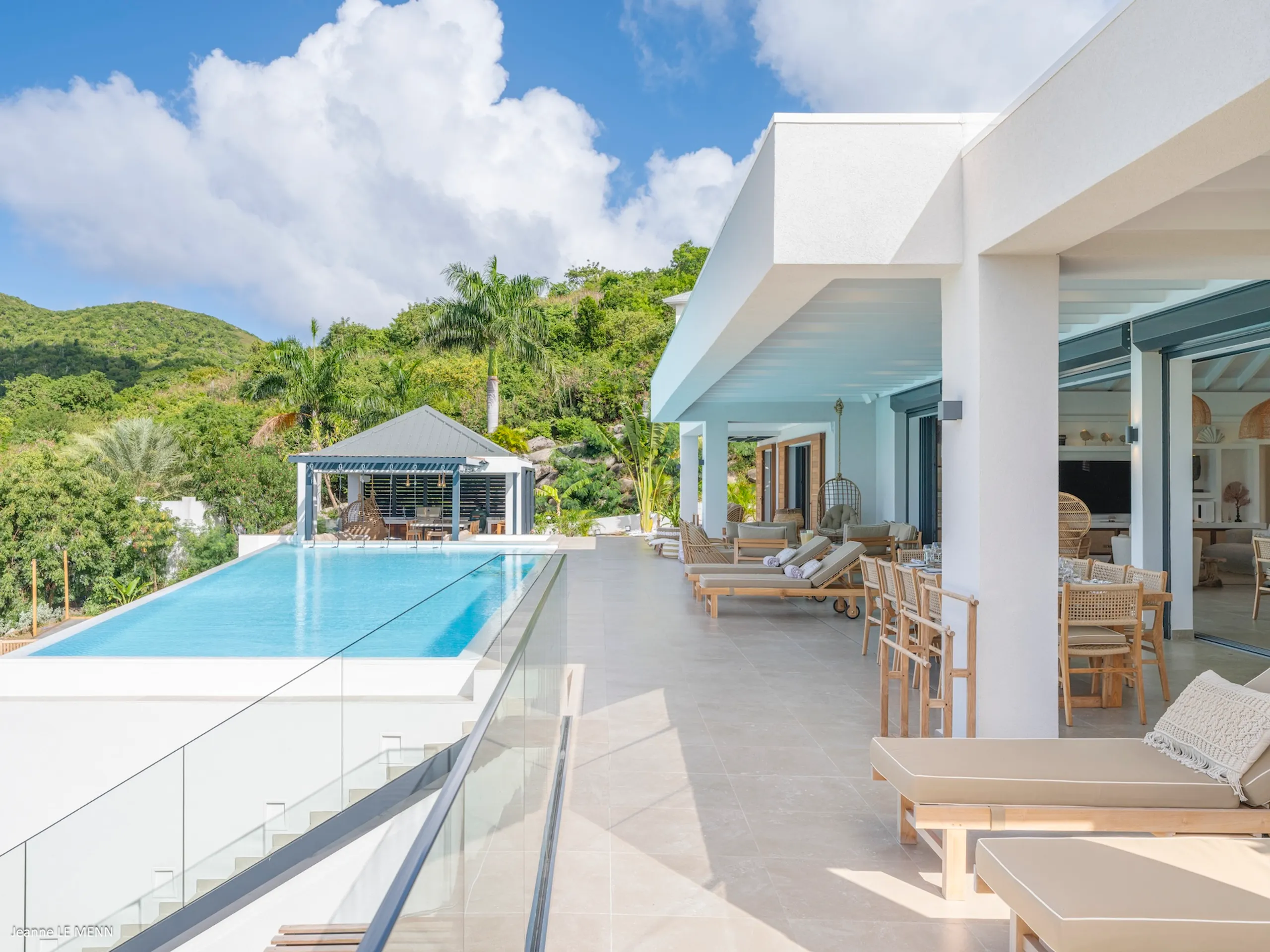 Refreshing 5 Bedroom Villa with Infinity Pool, and Ocean Views — photograph 10