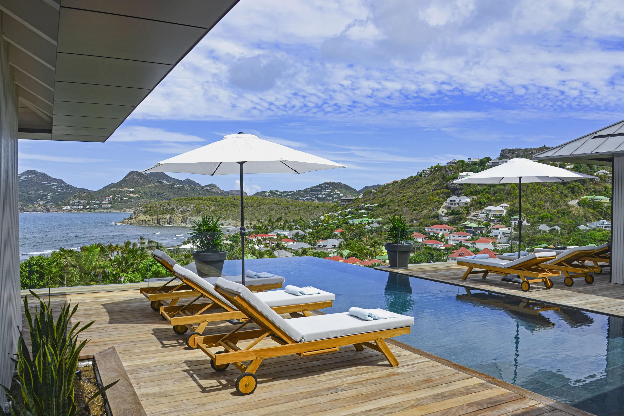 Serene St Barts Luxe Villa with Bay and Hill Views with Infinity Pool, Anse Des Cayes