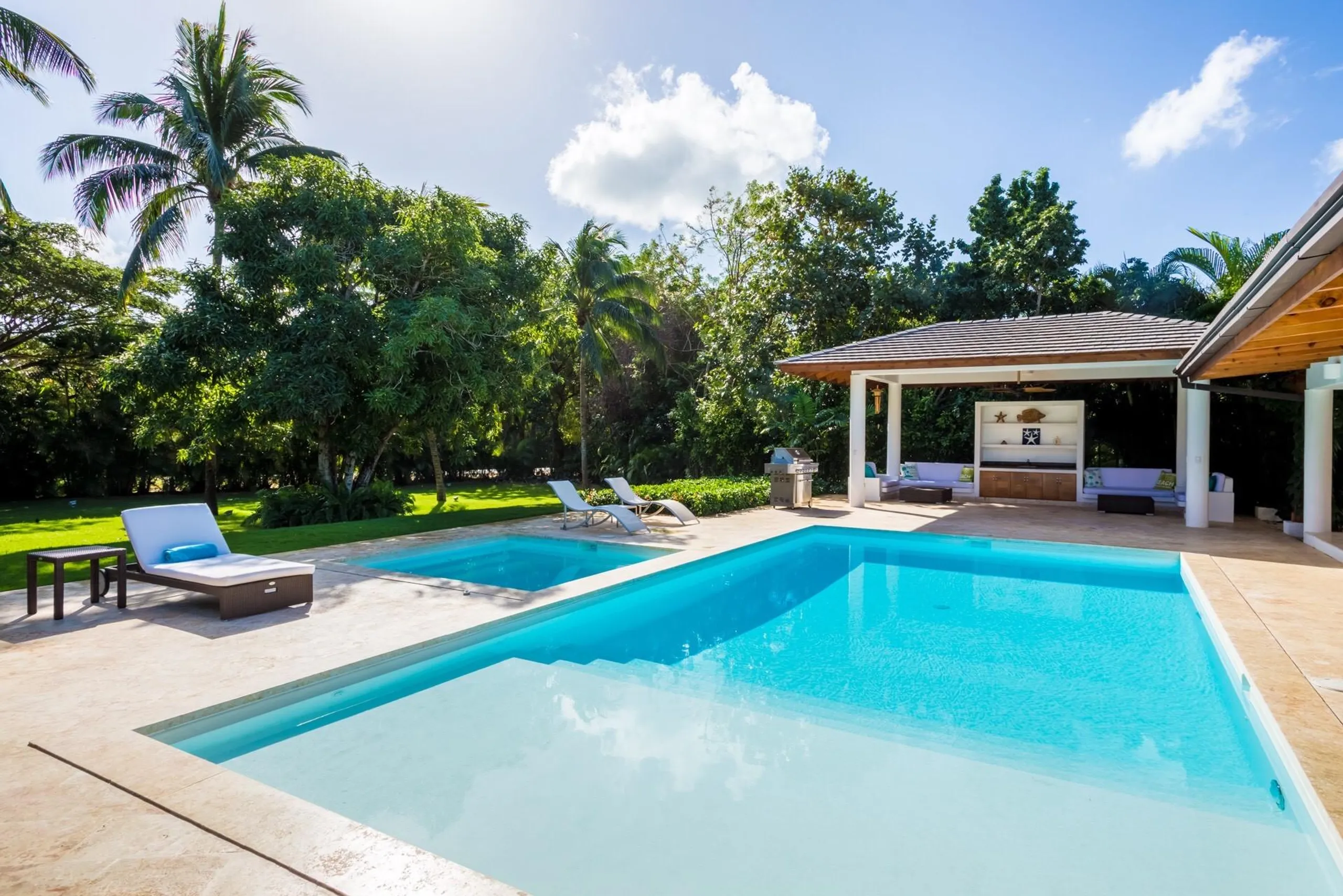 Exquisite Tropic Estate with Private Pool and Patio Dining — photograph 2