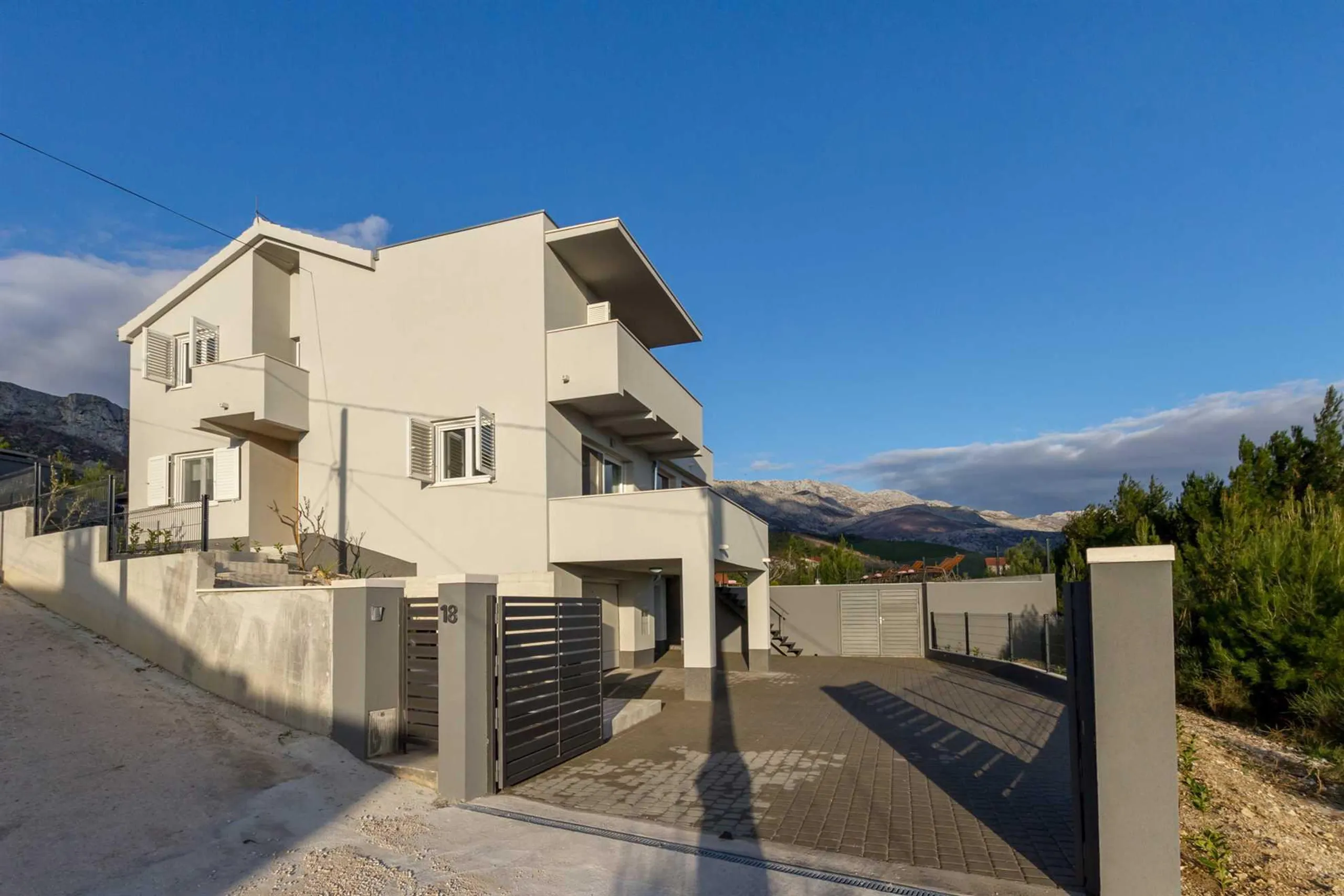 Elegant Villa with Private Pool Panoramic Views in Zrnovnica — photograph 9