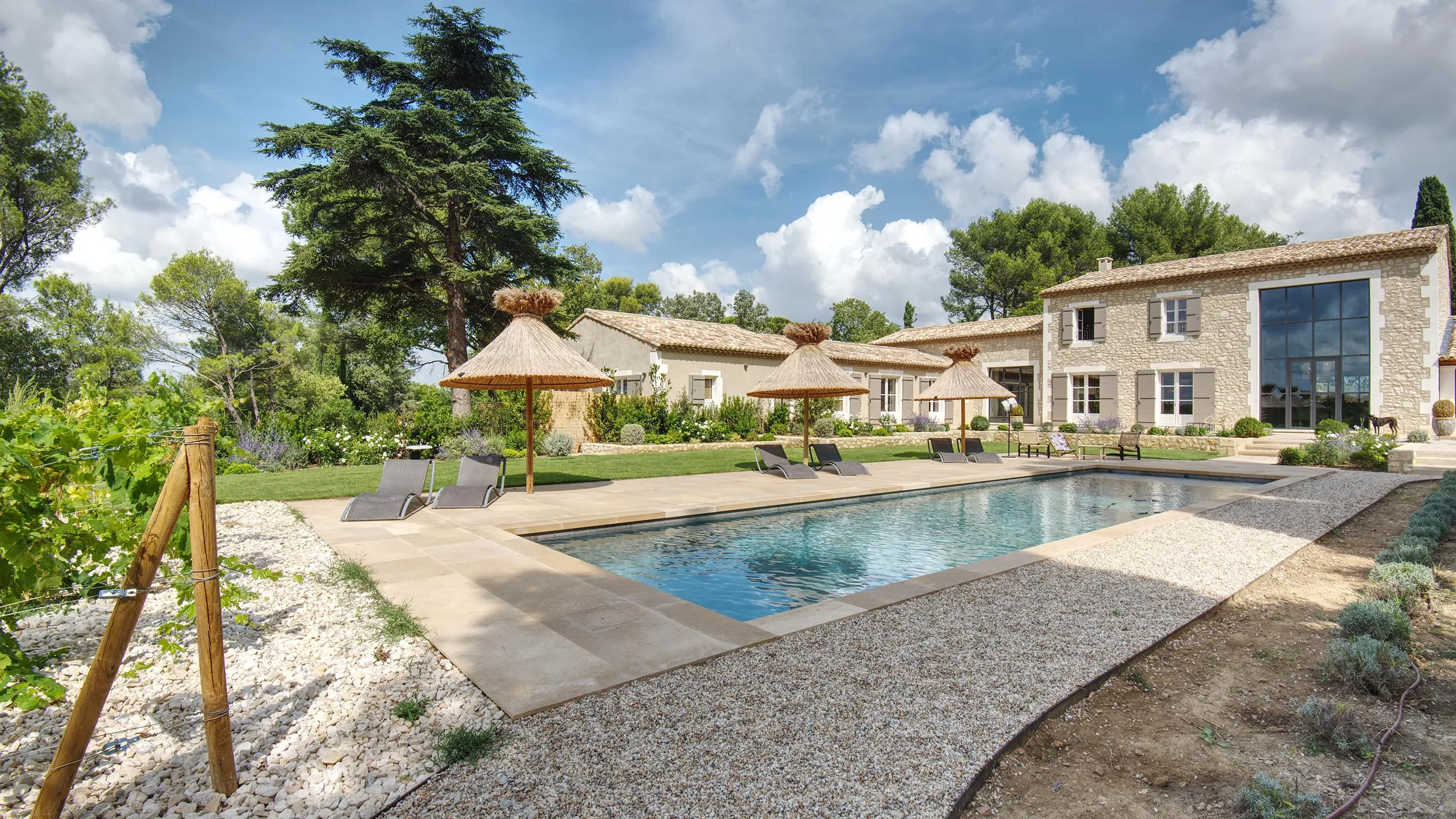 Escapade Elegance with Pool — photograph 3