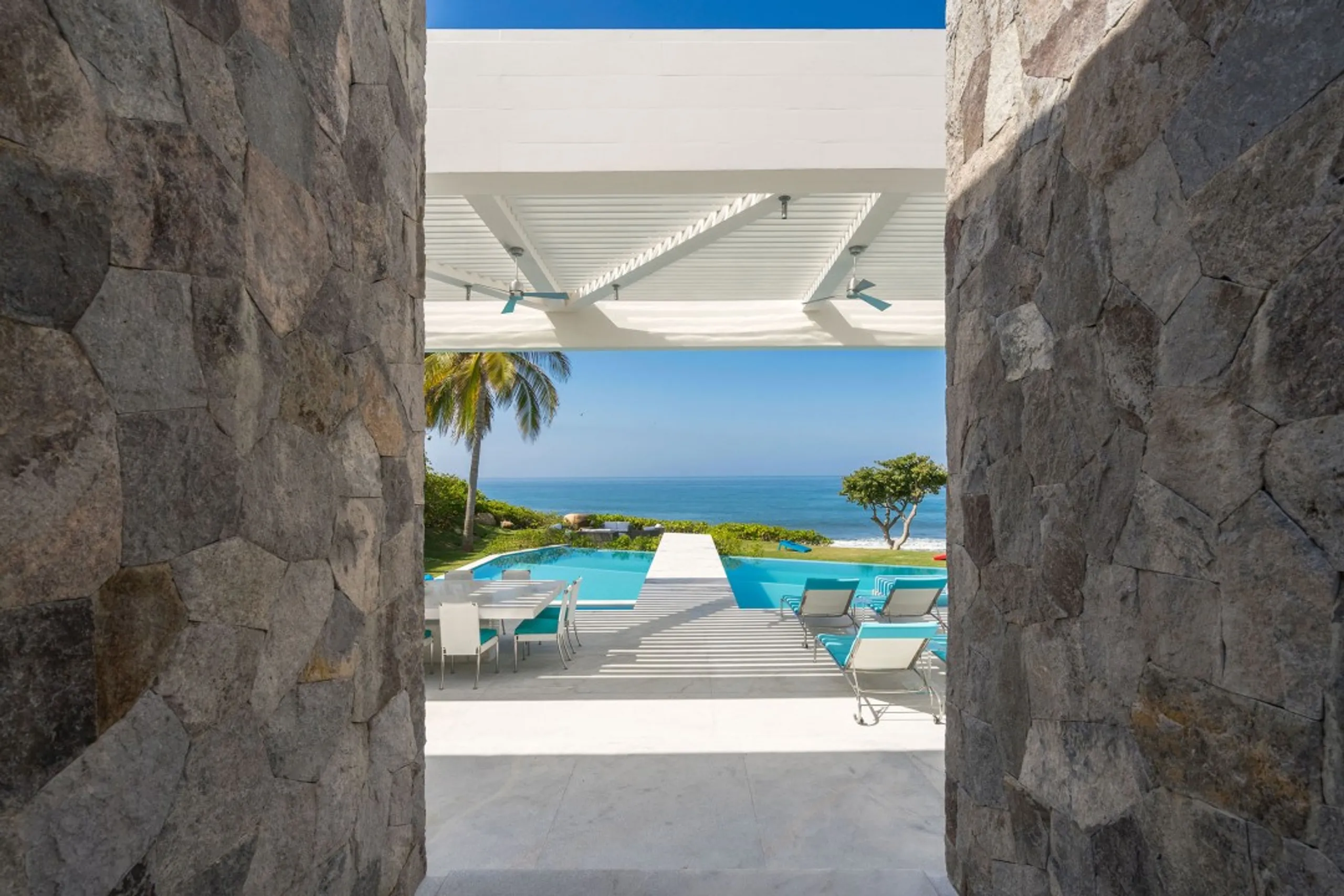 Breathtakingly Beautiful Oceanfront Villa with Infinity Pool, Firepit & Ocean Views — photograph 8
