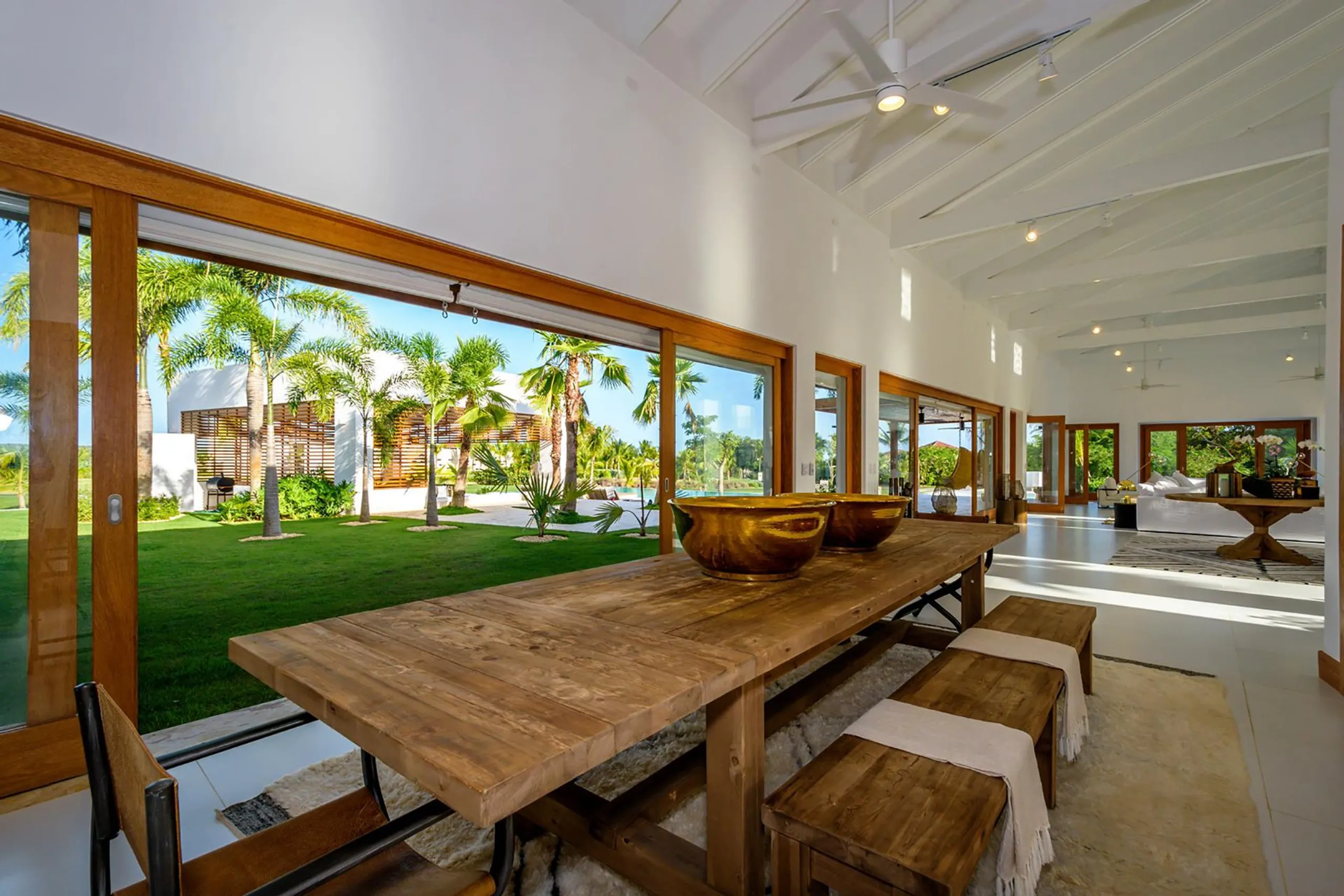 Comfortable and Luxurious Modern Retreat with Swimming Pool and Golf Course Views — photograph 9