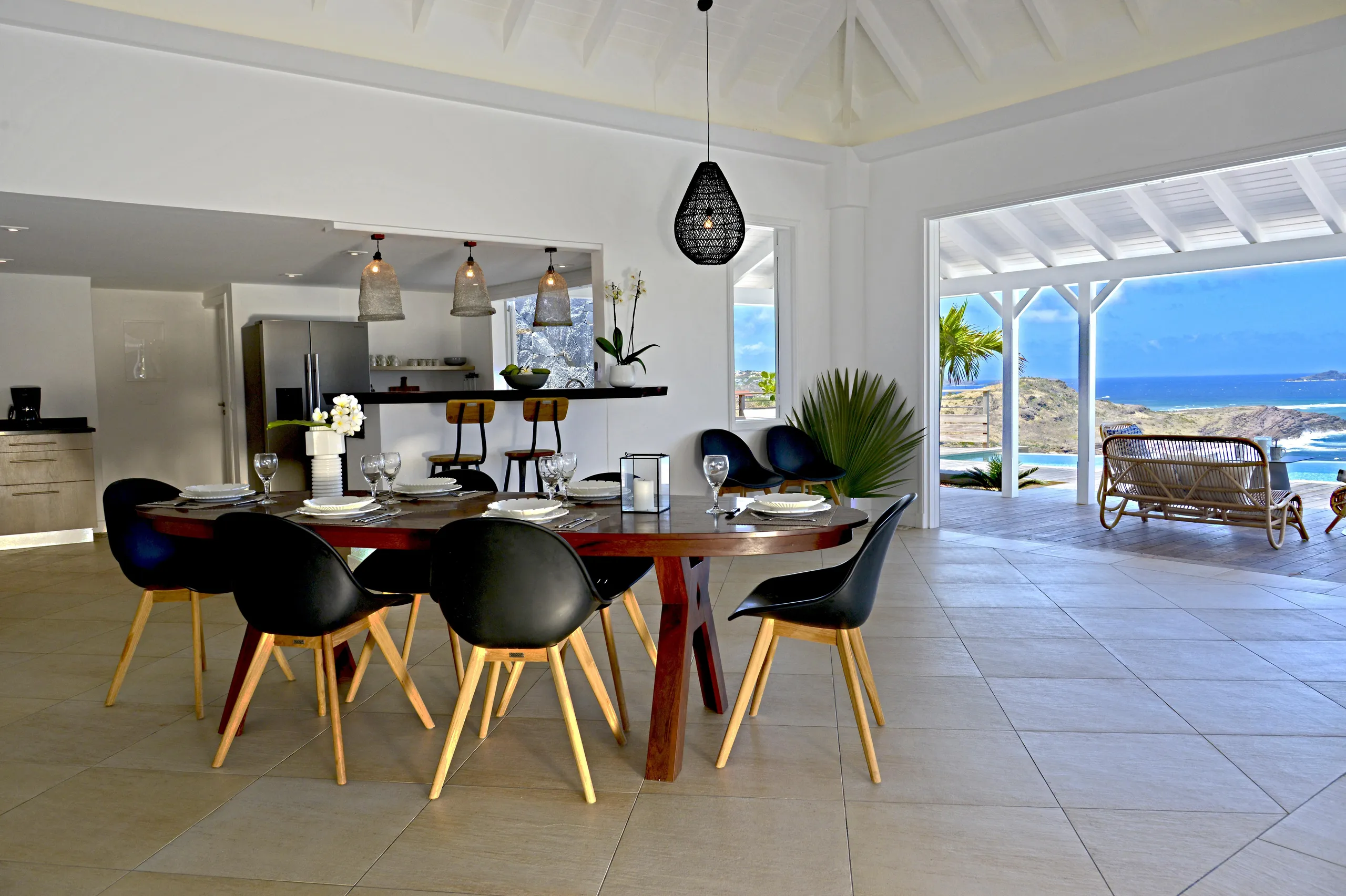 Majestic Oceanside Villa with Private Pool and Ocean Views — photograph 4