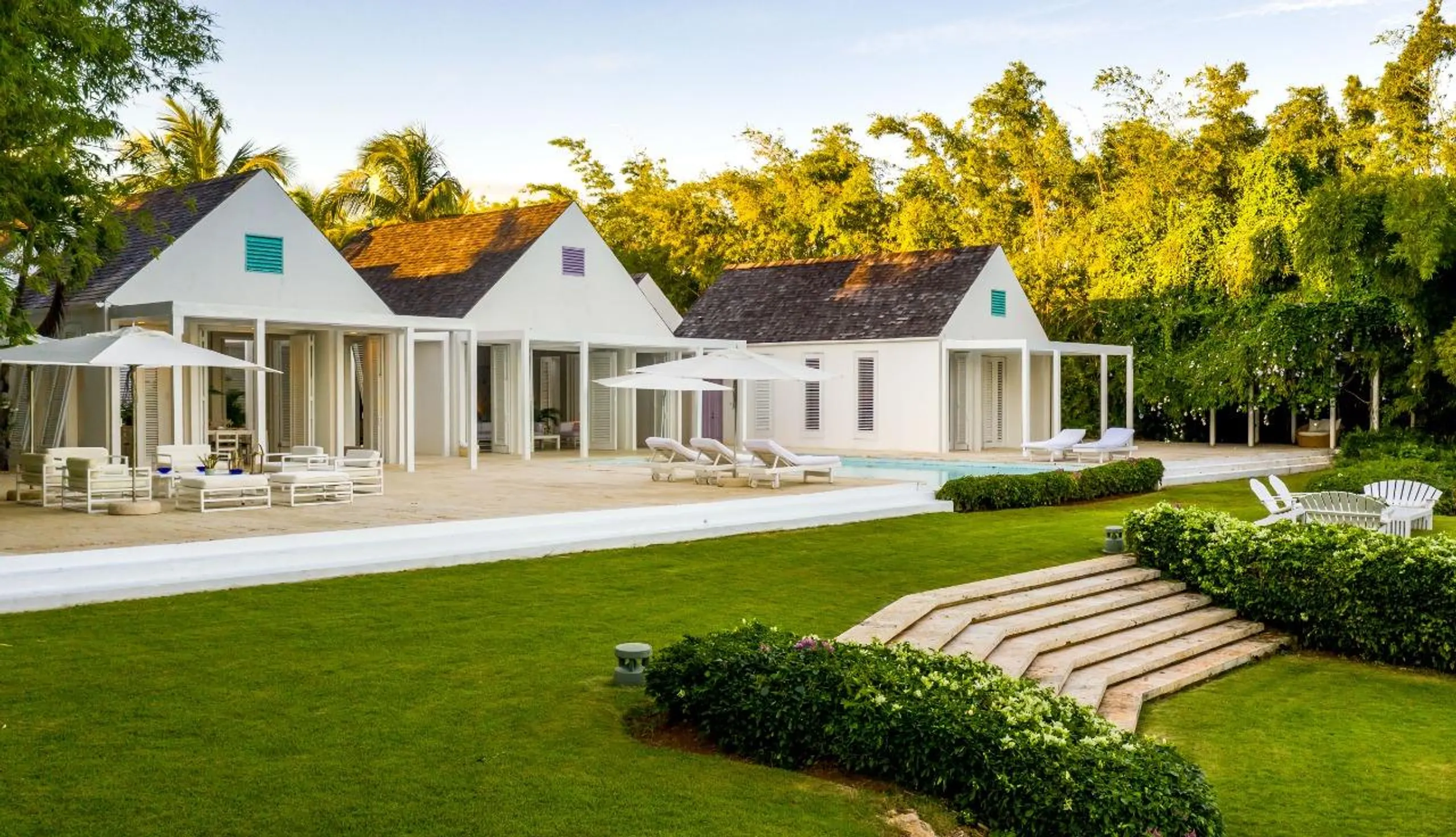 Spectacular Villa with Private Pool, Garden and Unobstructed Ocean Views — photograph 11