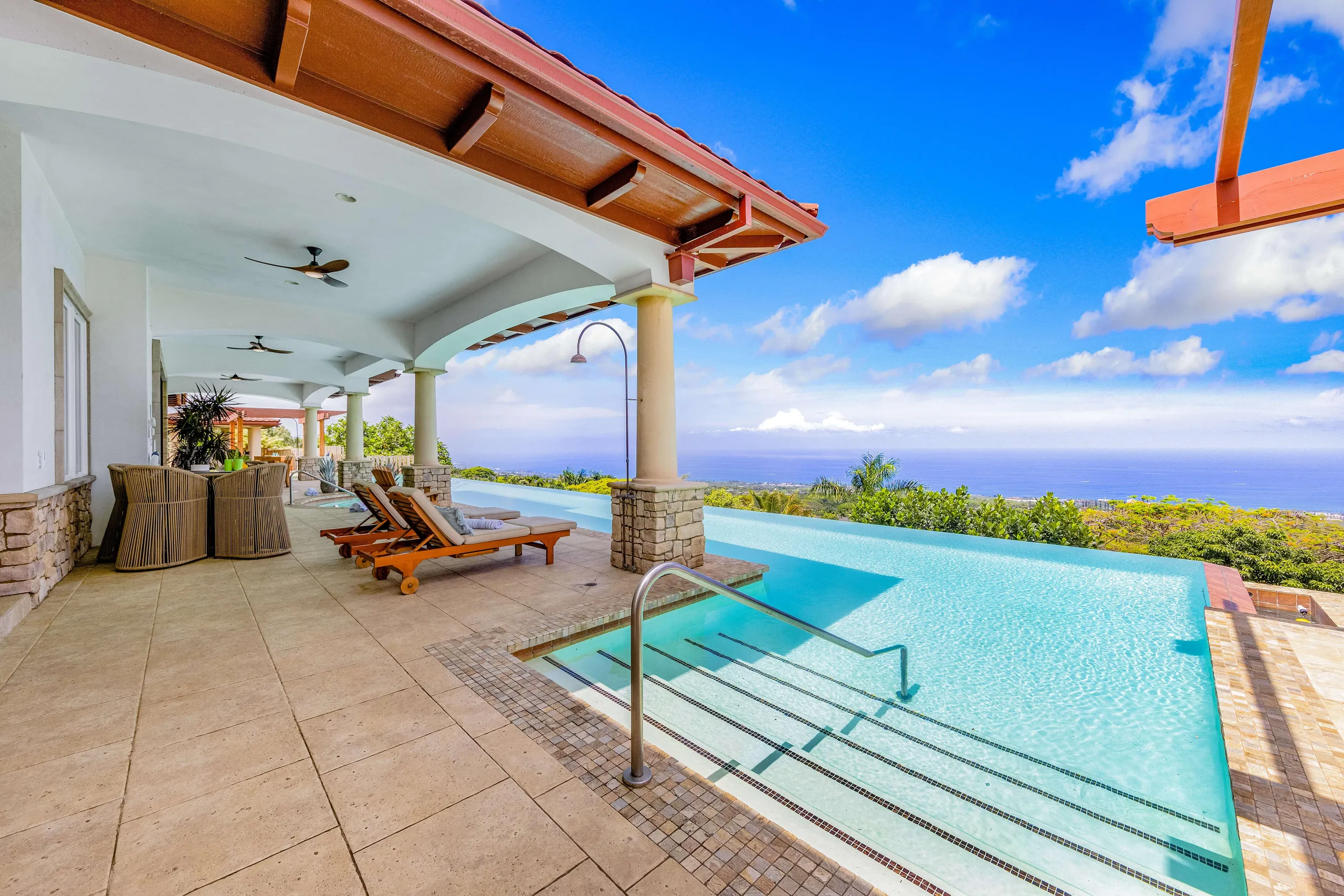 Hawaii Hideaway Estate with Infinity Pool and Panoramic Ocean Views — photograph 2