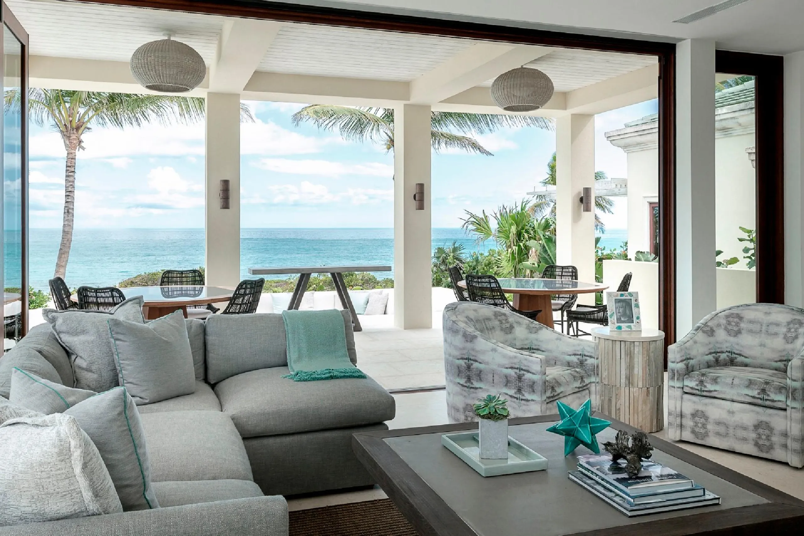 Elegant Modern Beachfront Estate with Multiple Pools and Oceans Views — photograph 6