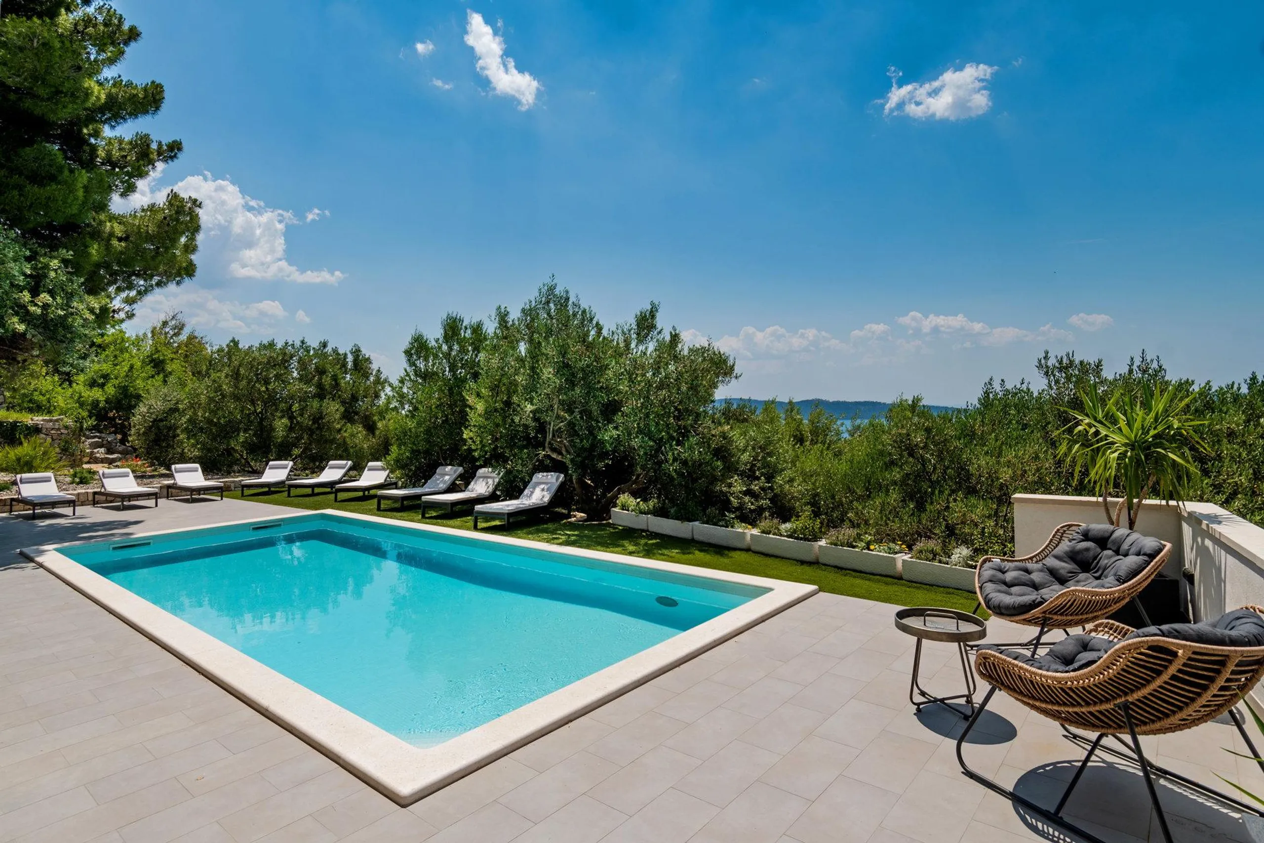 Richly textured Villa with Pool, Sauna, Verdant Garden and Sea Views — photograph 12