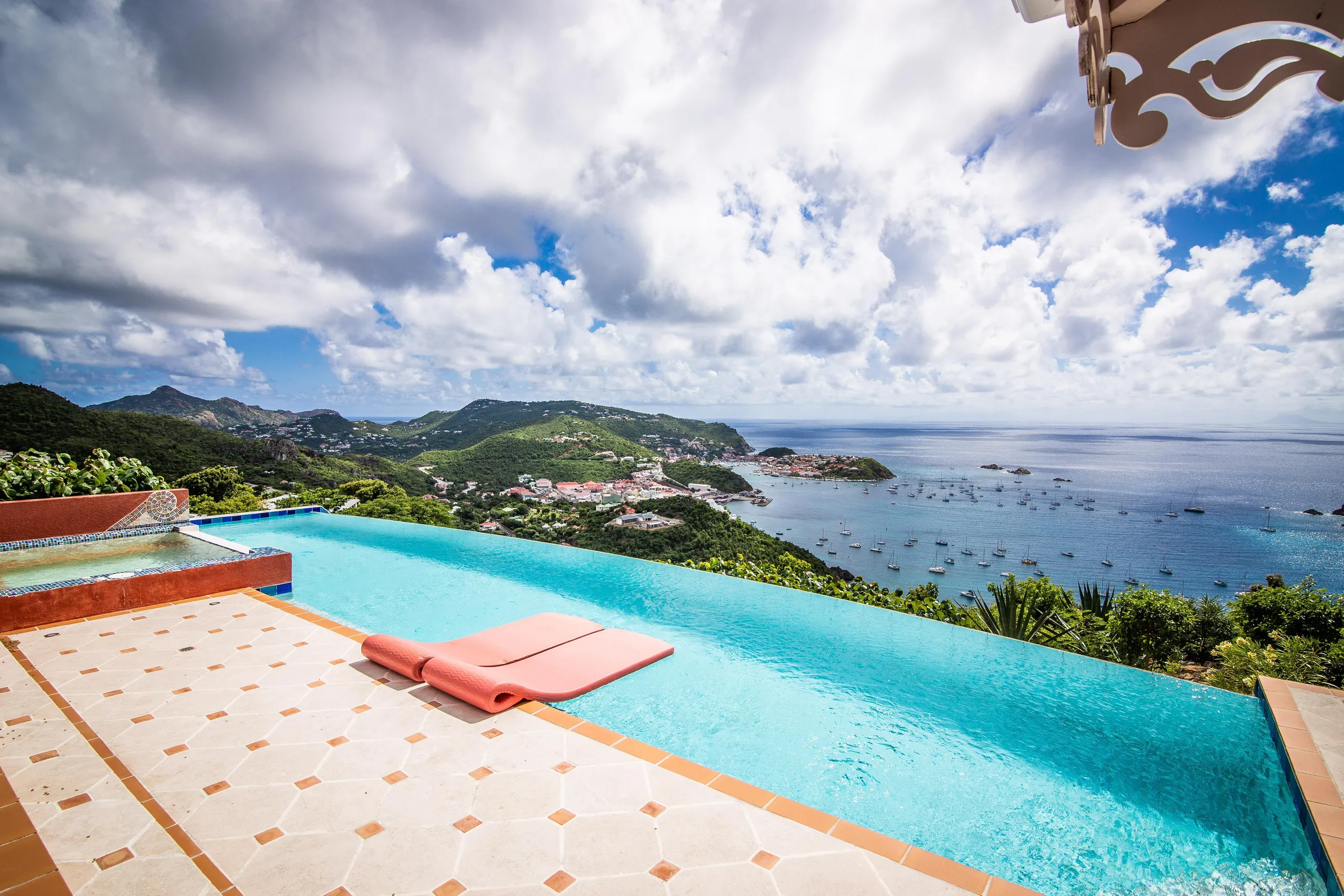 Noble Tropical Villa with Infinity Pool and Walks to Beach — photograph 2