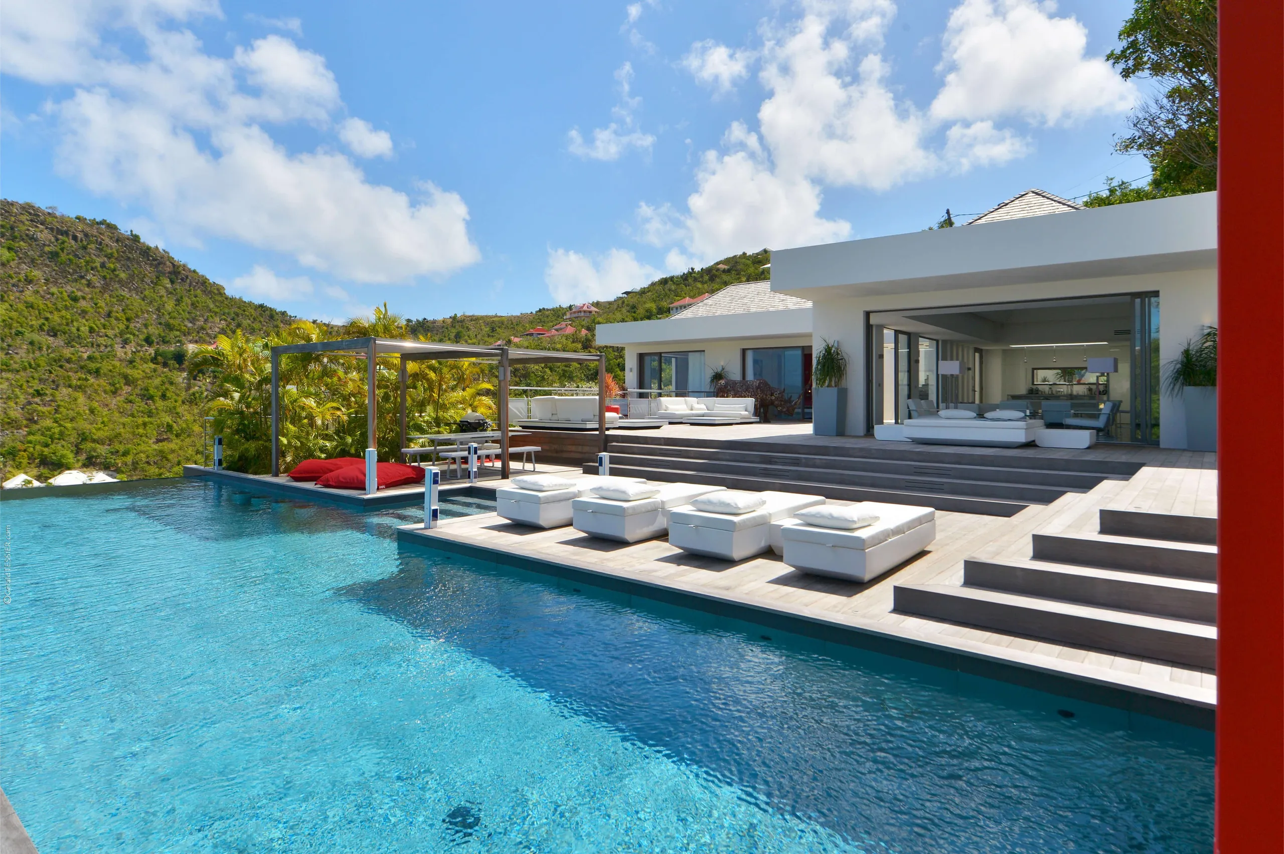 Luxury Villa Oasis: Serene Hillside Retreat with Infinity Pool in St-Barts — photograph 6