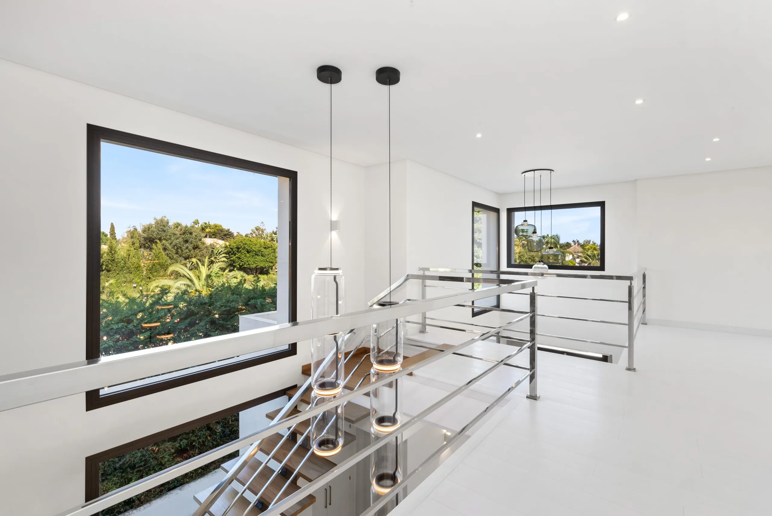 Stately Contemporary Villa with Heated Pool, Cinema and Gym — photograph 8