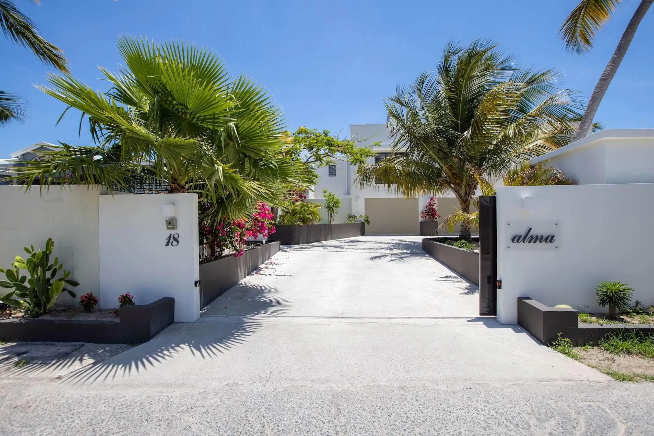 Luxury Beacon Hill Villa with Stunning Sea Views and Private Pool — photograph 3