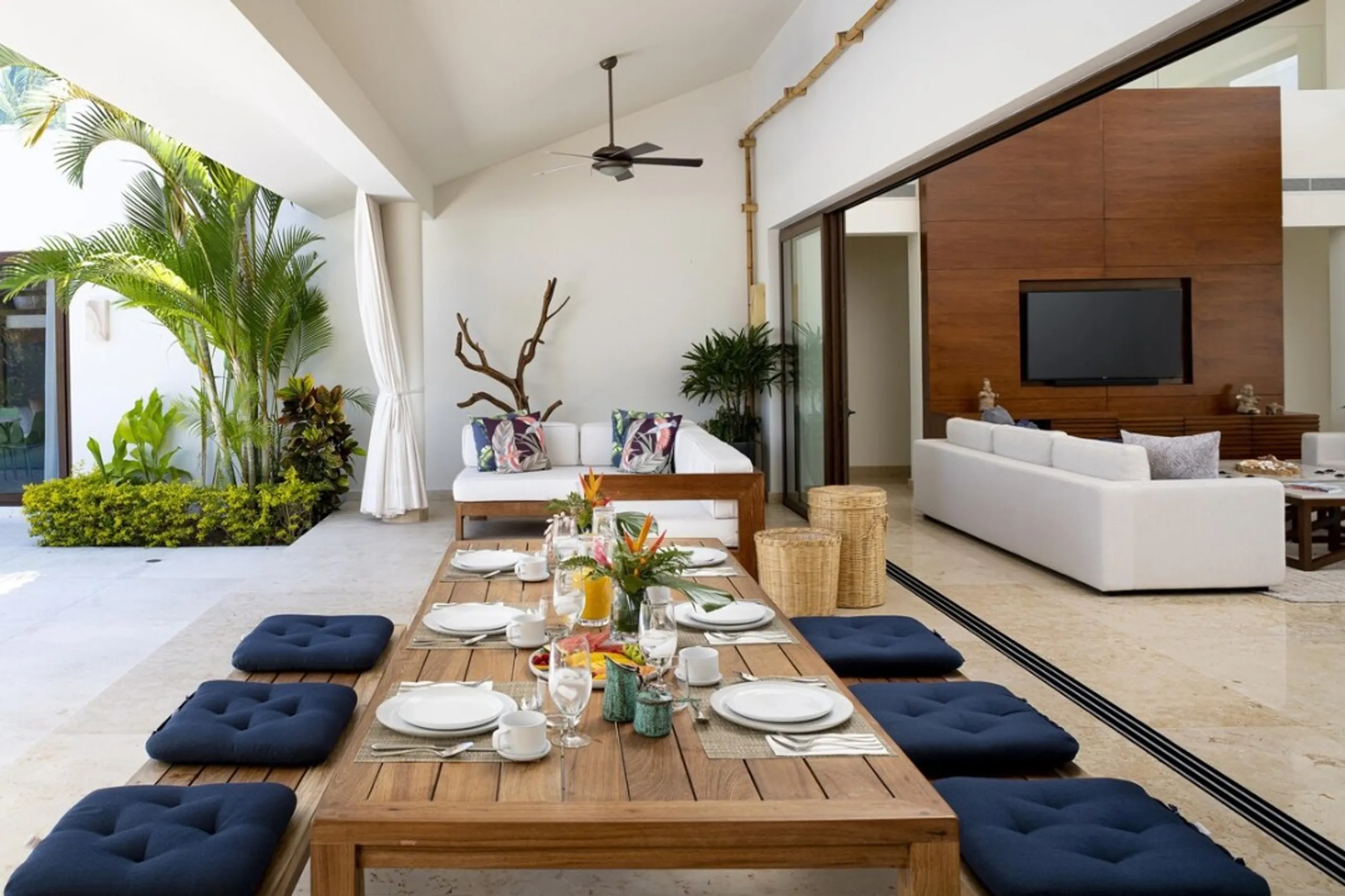 Architectural Lagos del Mar Villa with Private Pool & Lush Gardens — photograph 6
