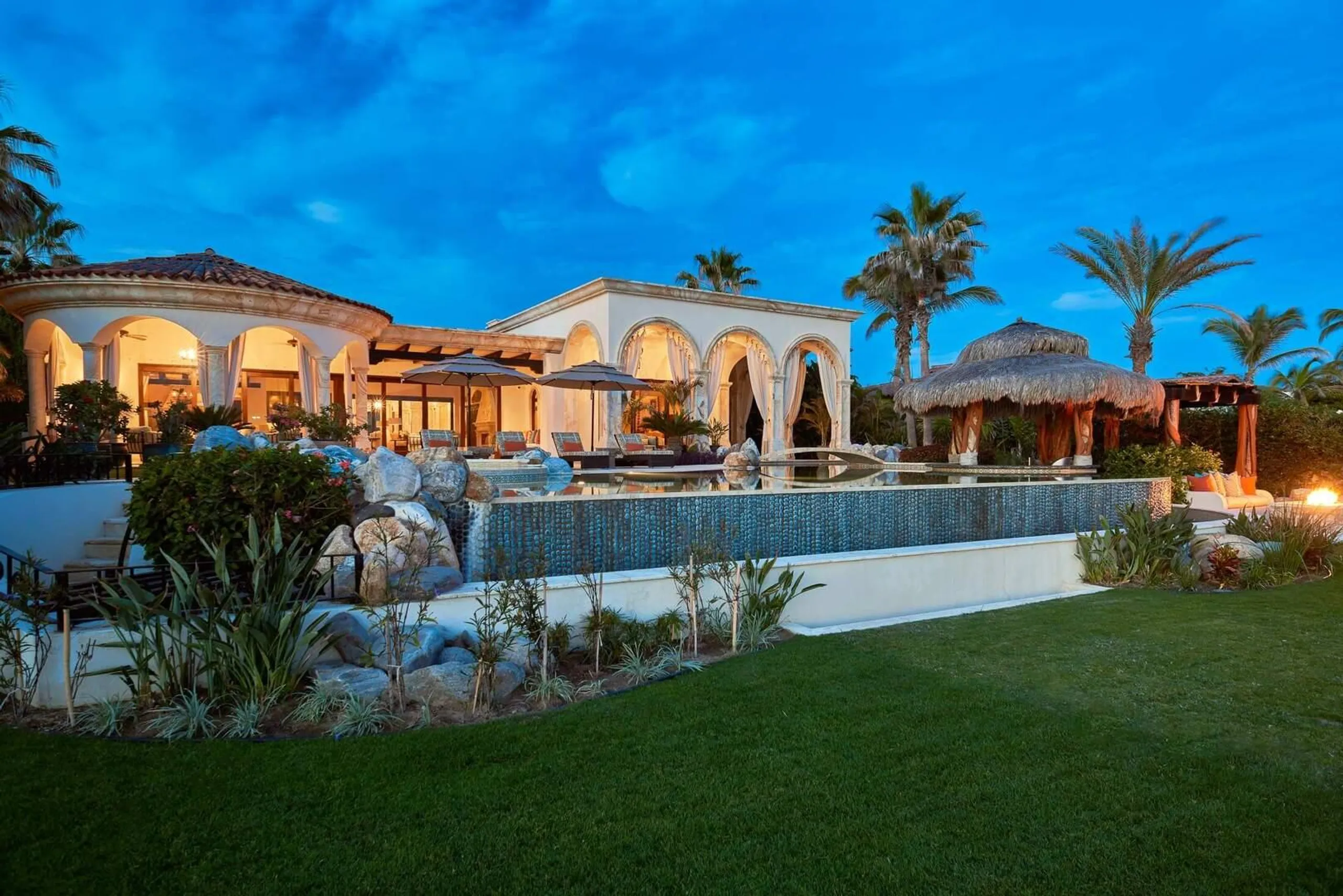 Timeless Oceanfront Haven with Infinity Edge Pool in the Heart of Cabo — photograph 11