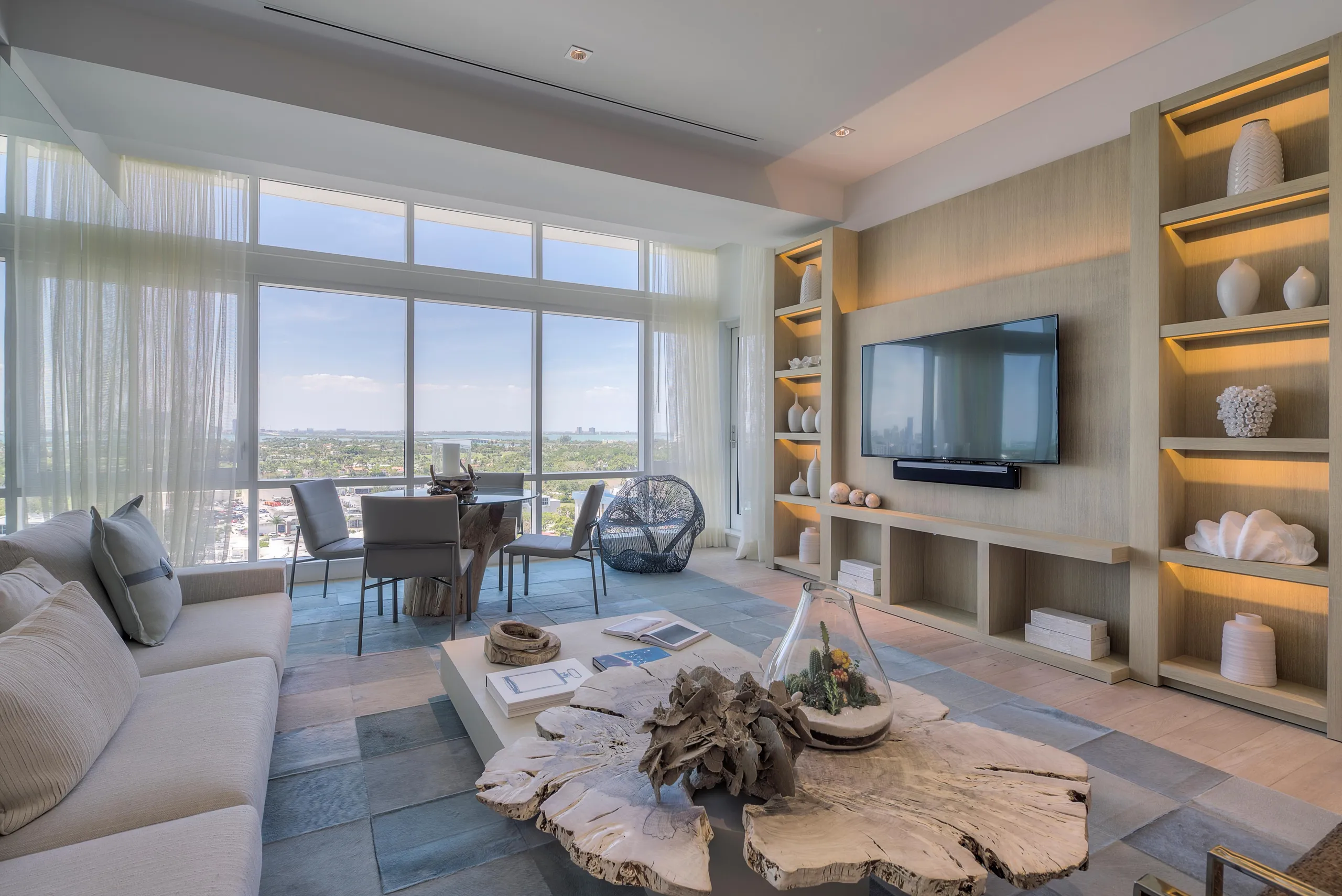 Miami Elegance Heights Penthouse with City Views — photograph 8