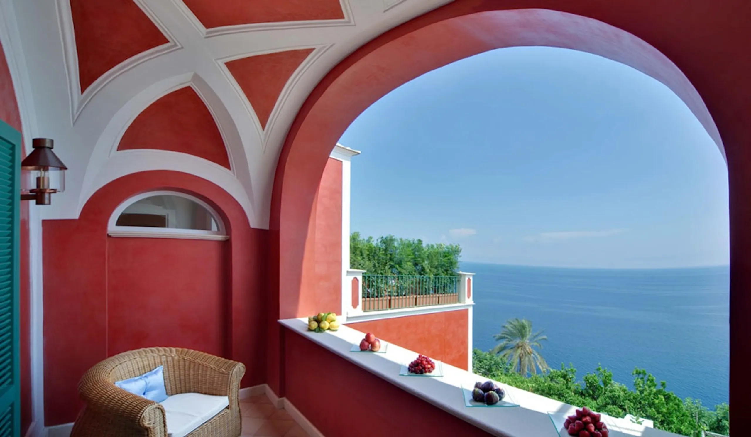 Refined 5BR Retreat with Indoor Pool and Panoramic Sea Views — photograph 5