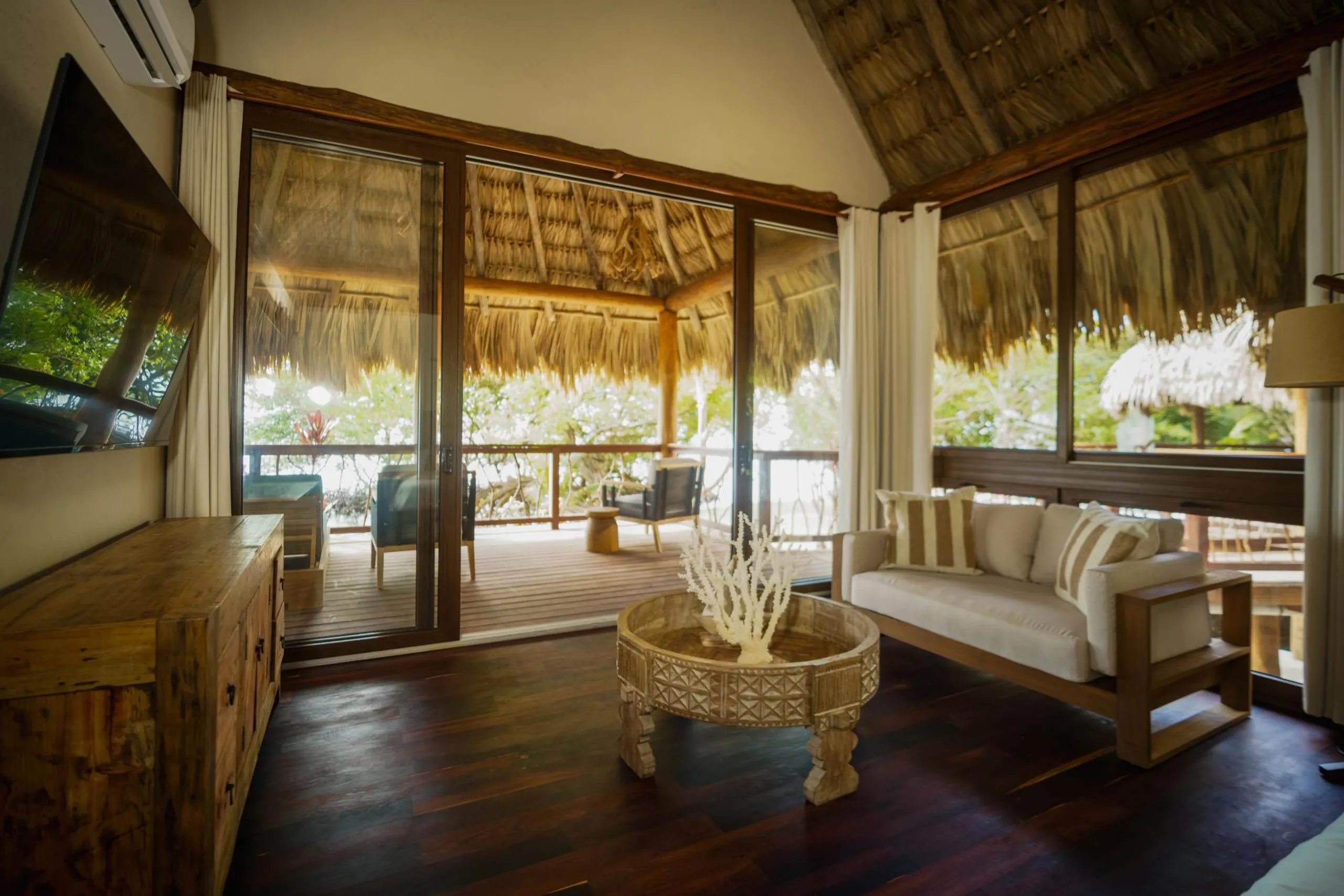 Ultra-Private Belize Island Villa with Pool, Reef Views & All-Inclusive Services — photograph 12