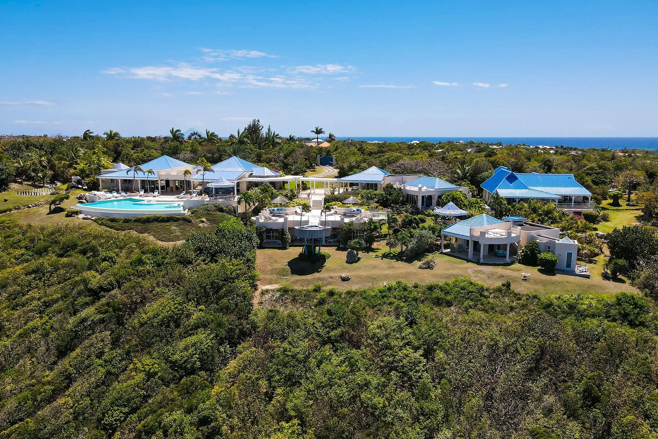 Clifftop Grand Compound with Infinity Pool and Panoramic Views  in St. Martin — photograph 9