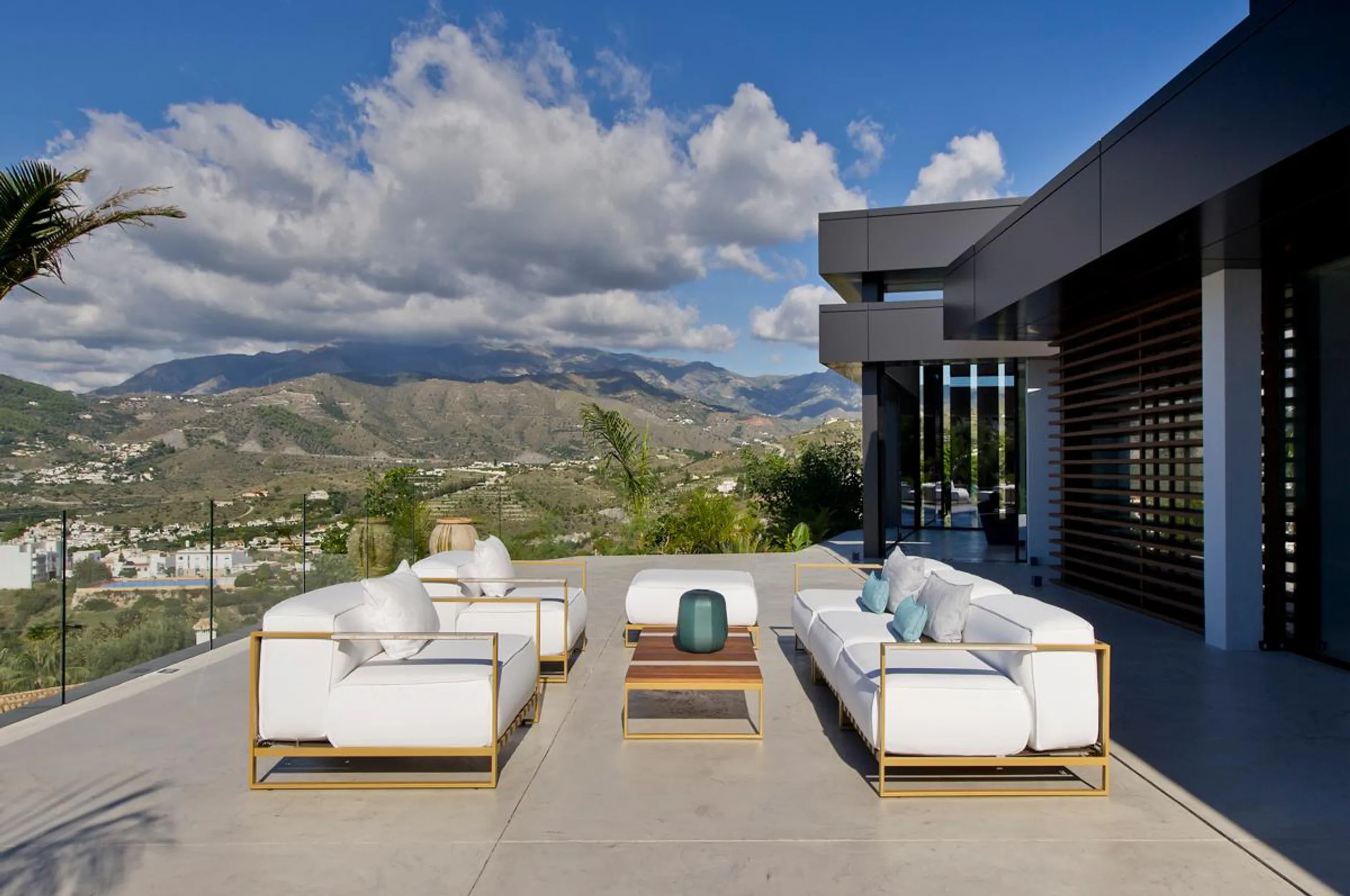 Resplendent Villa with Pool and 180 Degree Bay Views — photograph 4