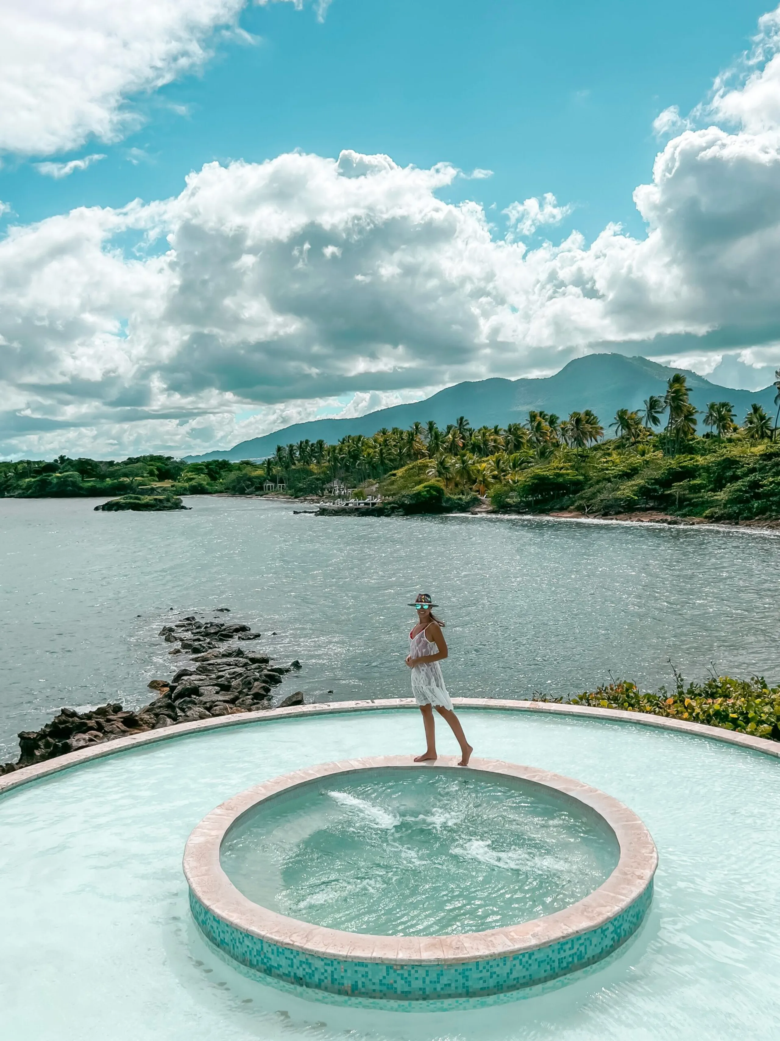Luminous Beachfront Getaway with Infinity Pool, Jacuzzi and Spectacular Sunset Views — photograph 4