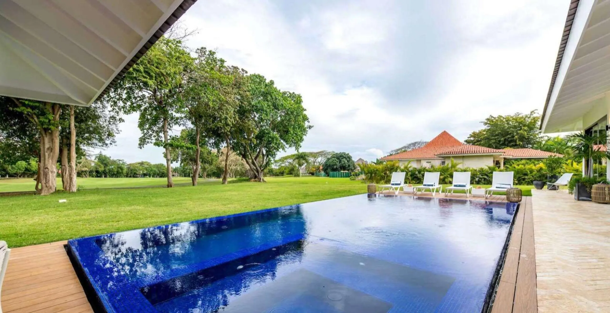 Top-of-the-line Villa with Private Pool, Jacuzzi and  Gazebo — photograph 10