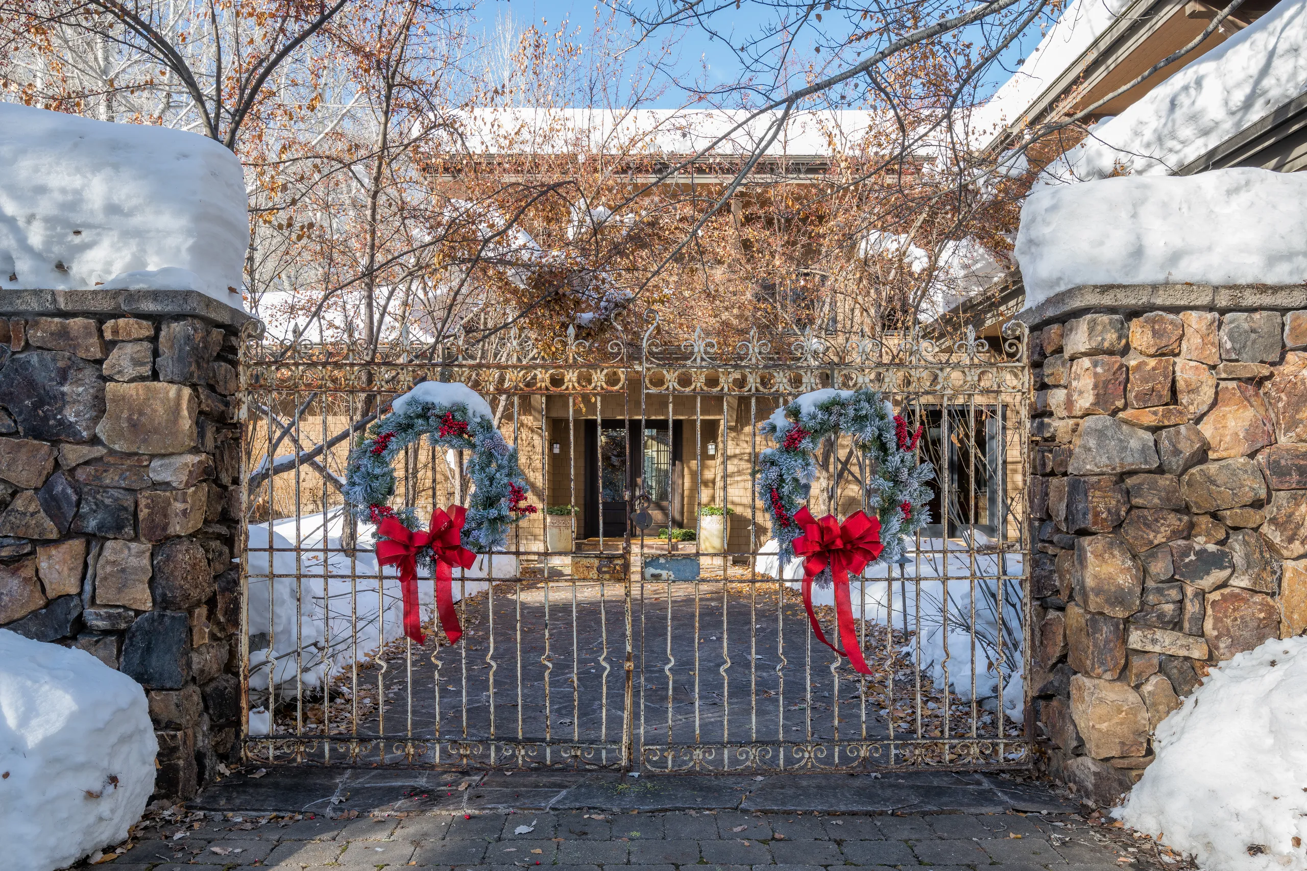 Plush and Inviting 4BR Villa with Private Balcony and Overlooking River Views — photograph 8