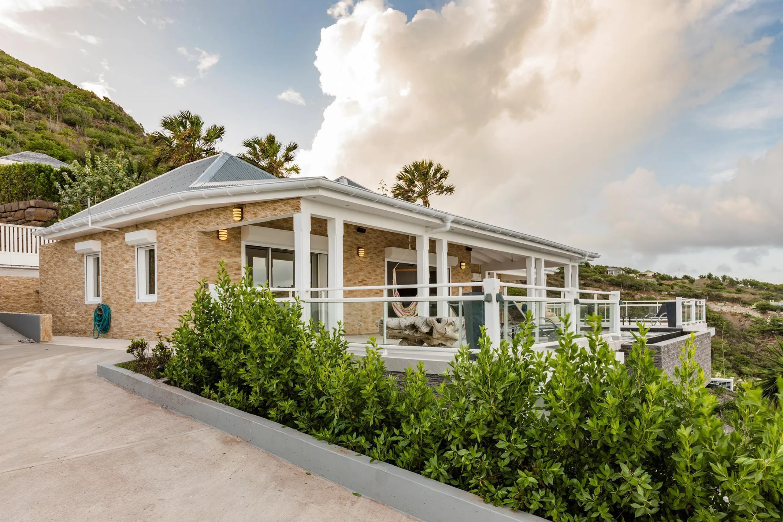 Majestic Oceanfront Villa with Private Pool and Fitness Room — photograph 10