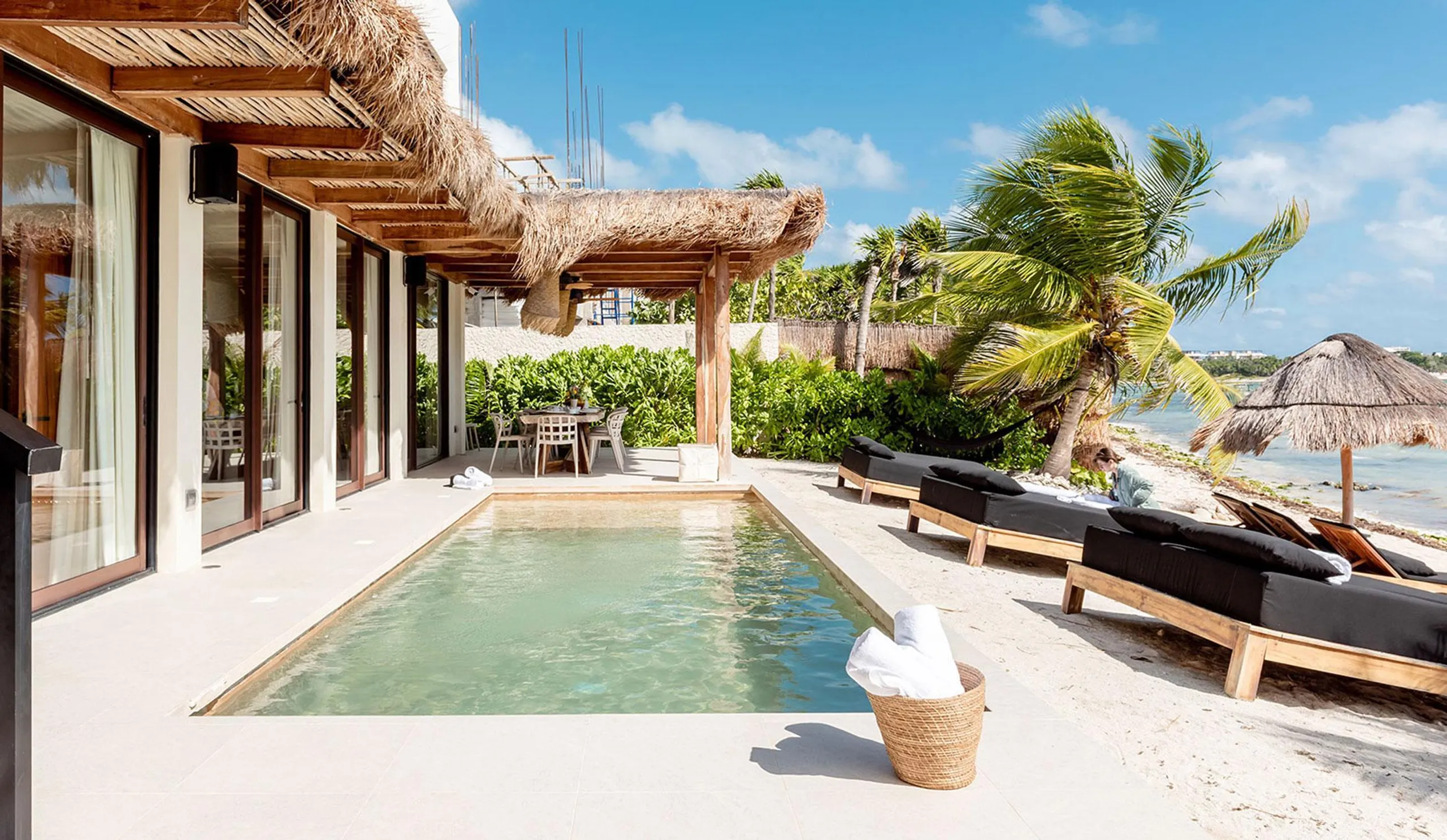 Exquisite Luxe Beach Retreat with Private Pool and Ocean Views — photograph 2