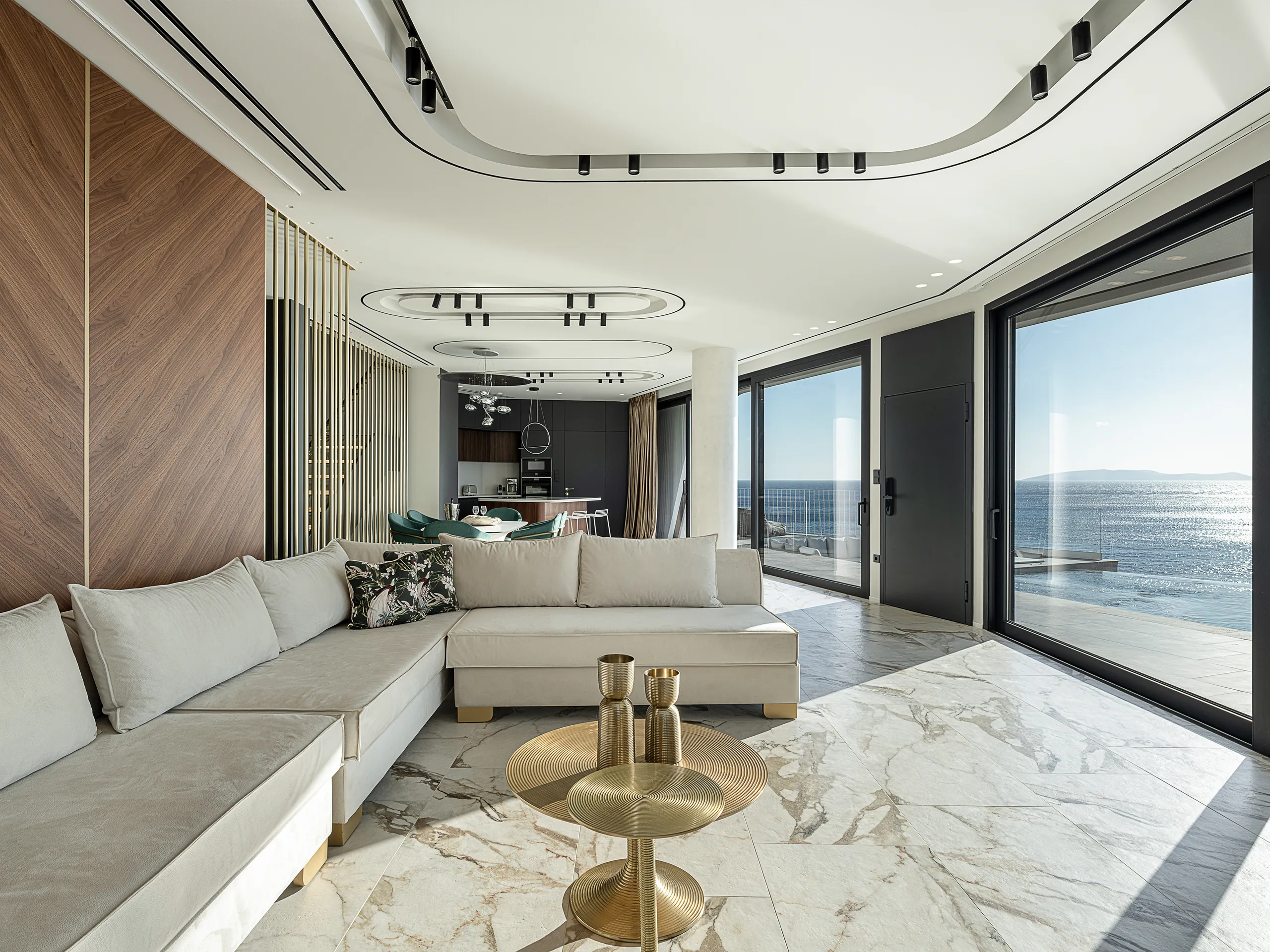 Luxurious Seafront Getaway with Infinity Pool, Fireplace and Stunning Views — photograph 5
