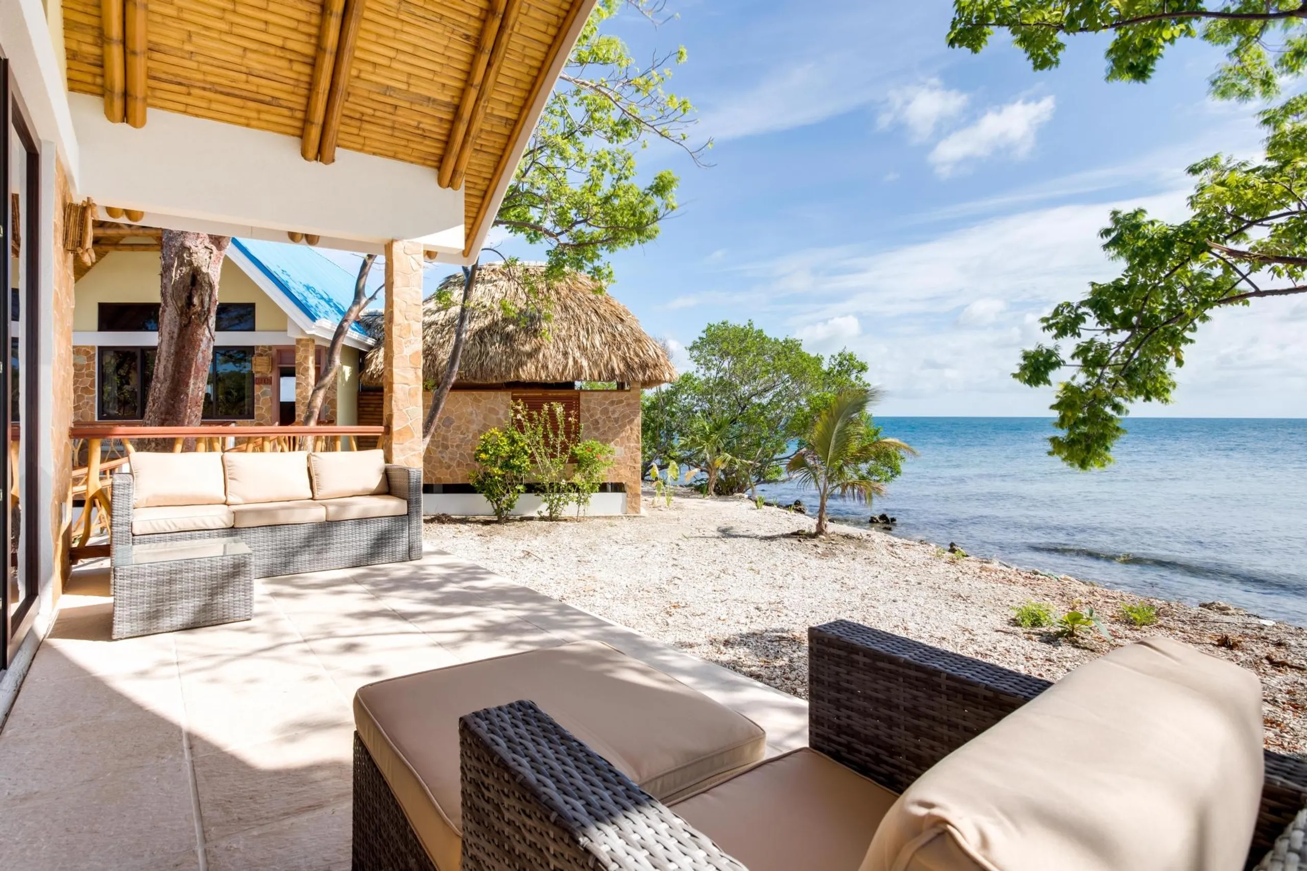 Tranquil Private Island Villa with Pool and Beach Access — photograph 4