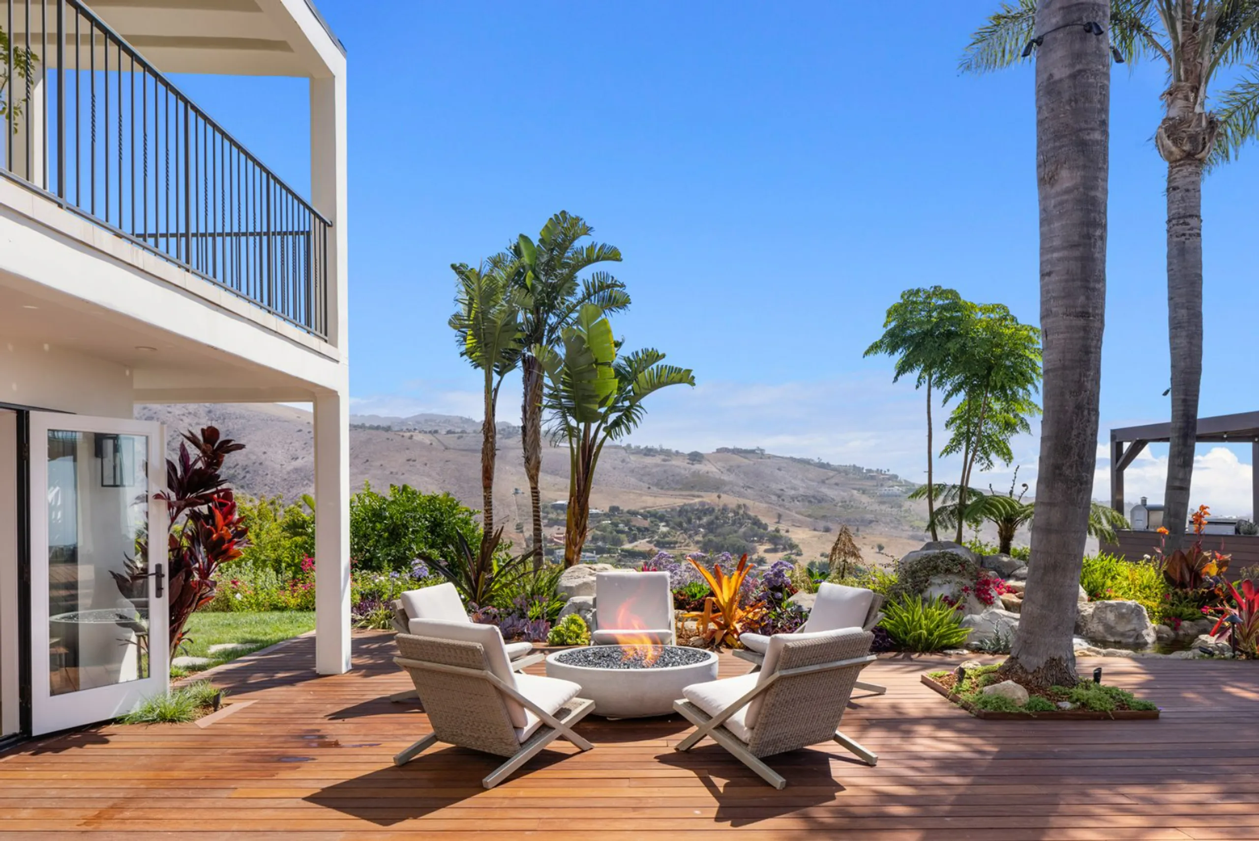 Regal Resort-Style Estate with Outstanding Amenities — photograph 5