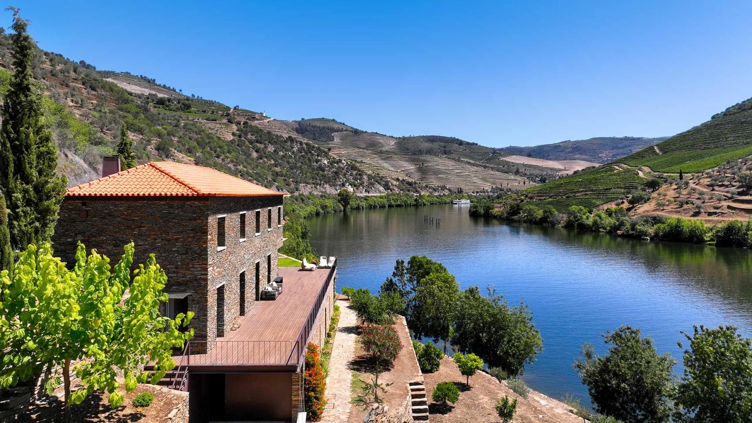 Magnificent Riverside Luxury Villa with Private Pool and Panoramic Views — photograph 5