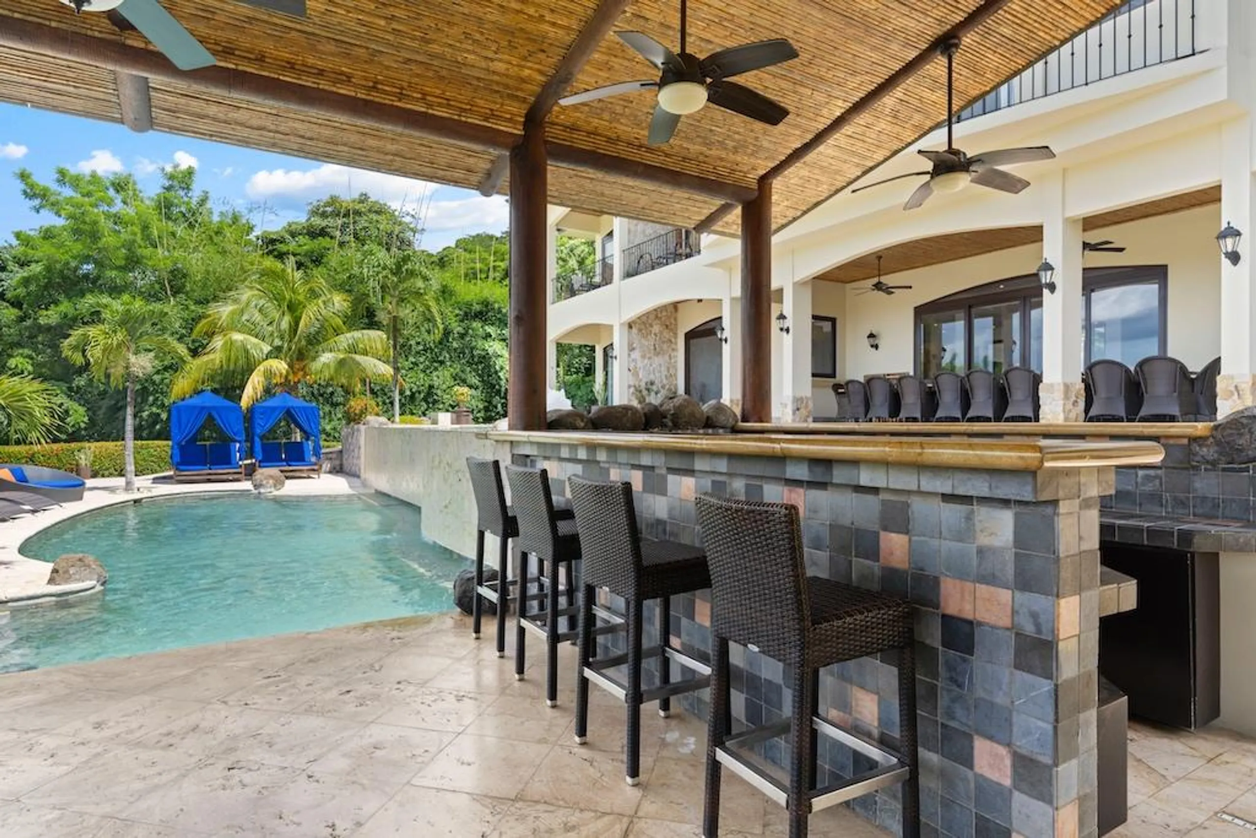 Premier Luxury Villa with Private Pool, Spa and Lush Surroundings — photograph 12