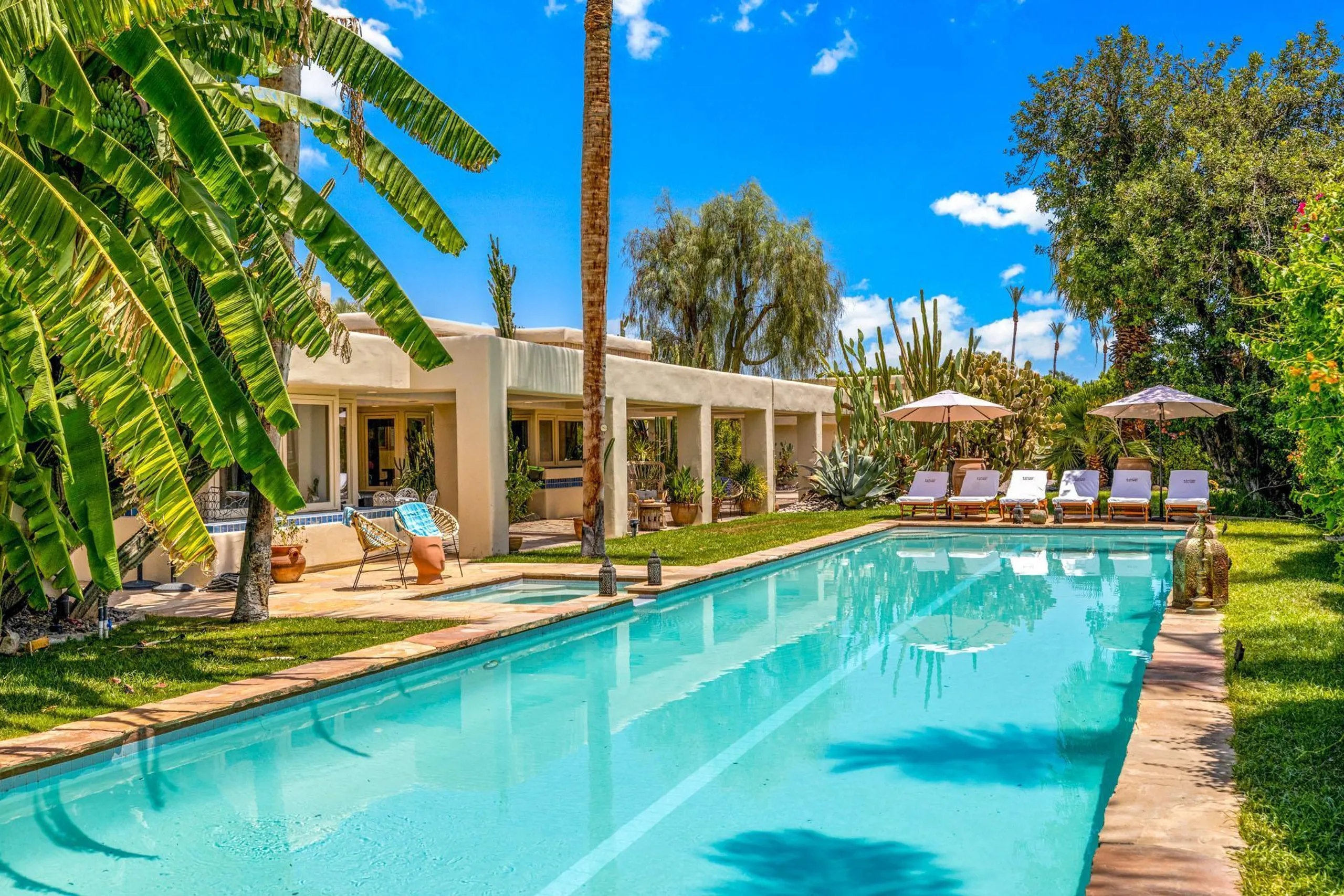 Perfection Estate with Private Pool, Tennis Court, and Golfing Green — photograph 4