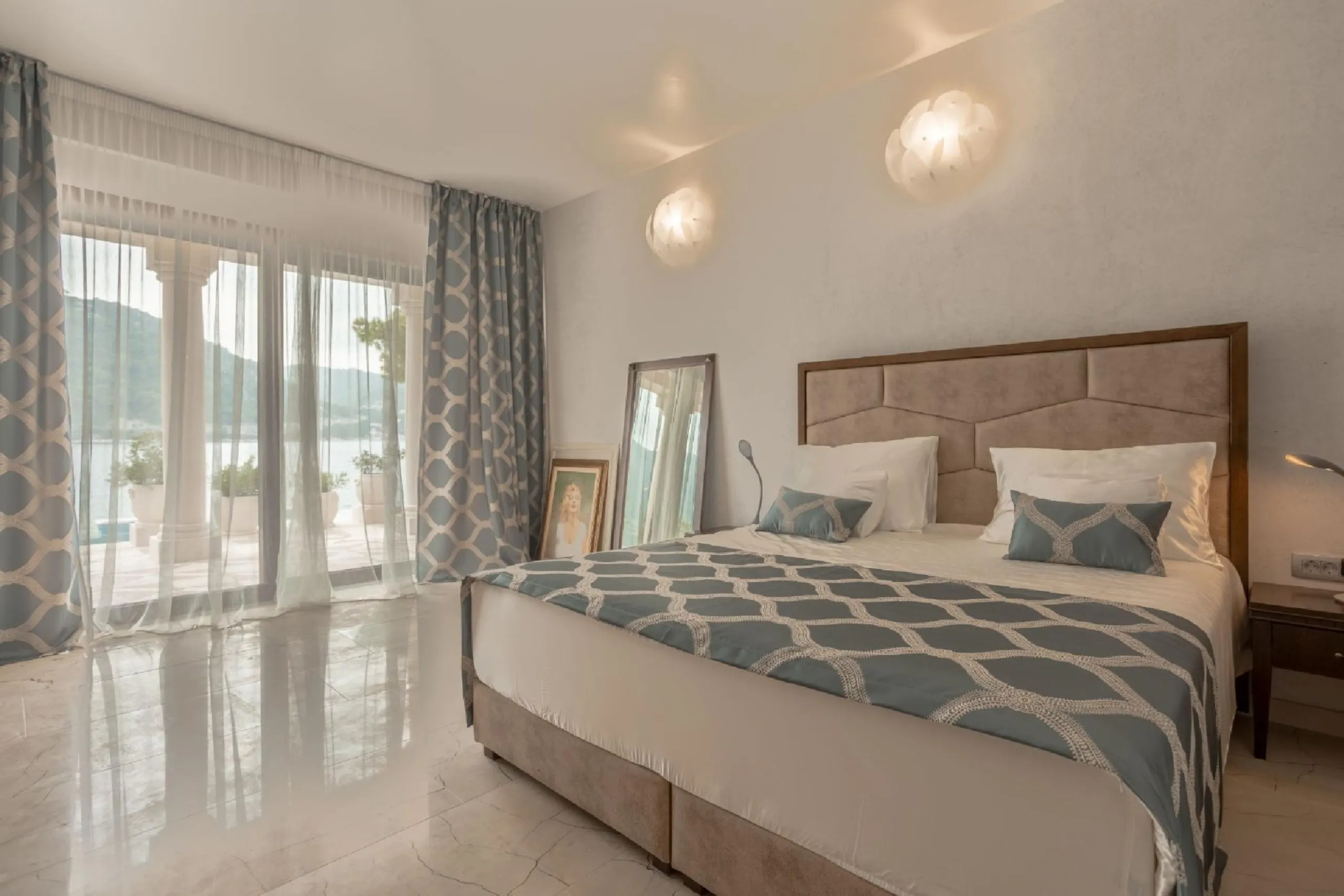 Enchanted Ancient-Inspired Villa with Breathtaking Pool and Seaside Views — photograph 11
