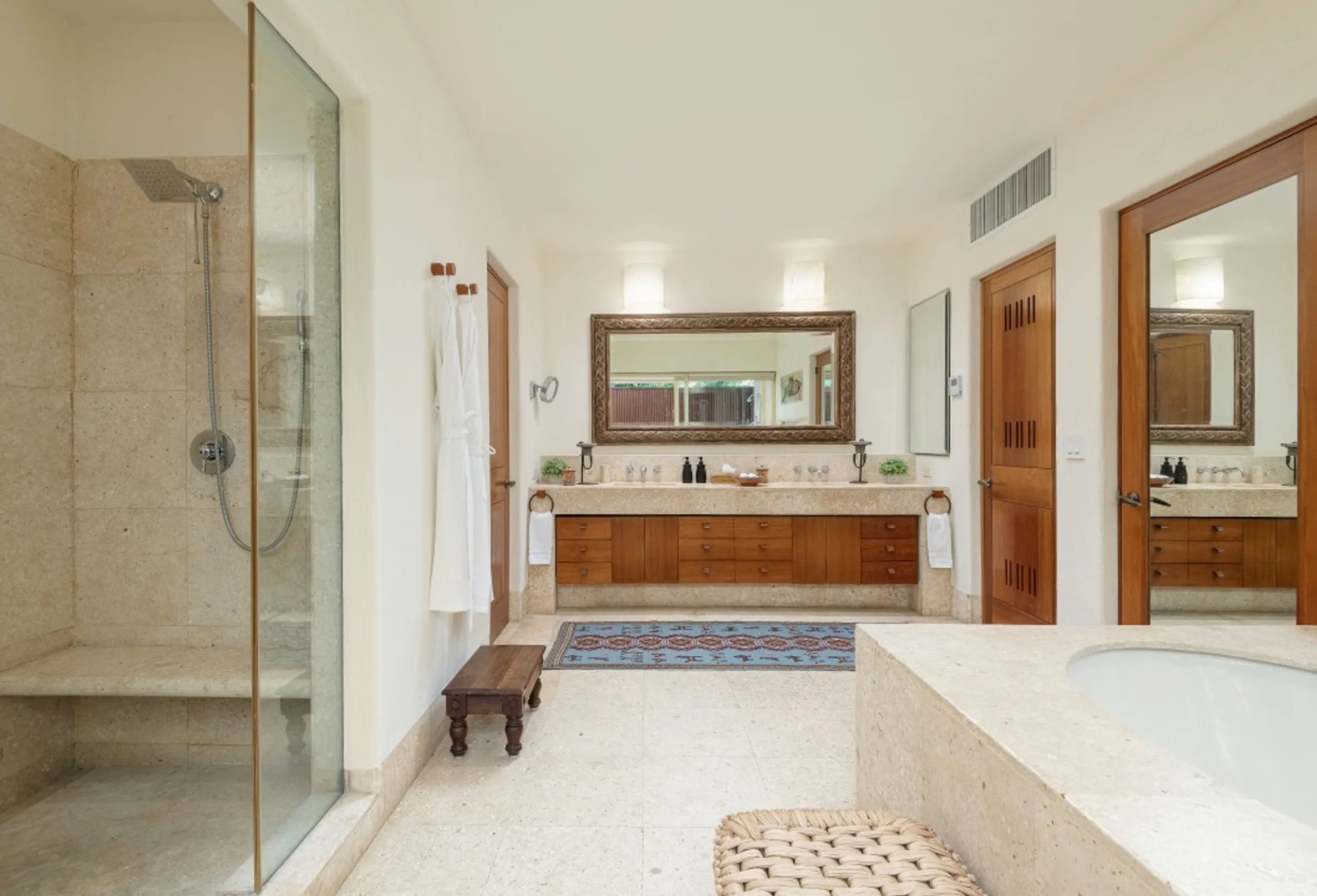 Oceanfront 4-Bedroom Villa with Private Pool and Resort Access — photograph 9
