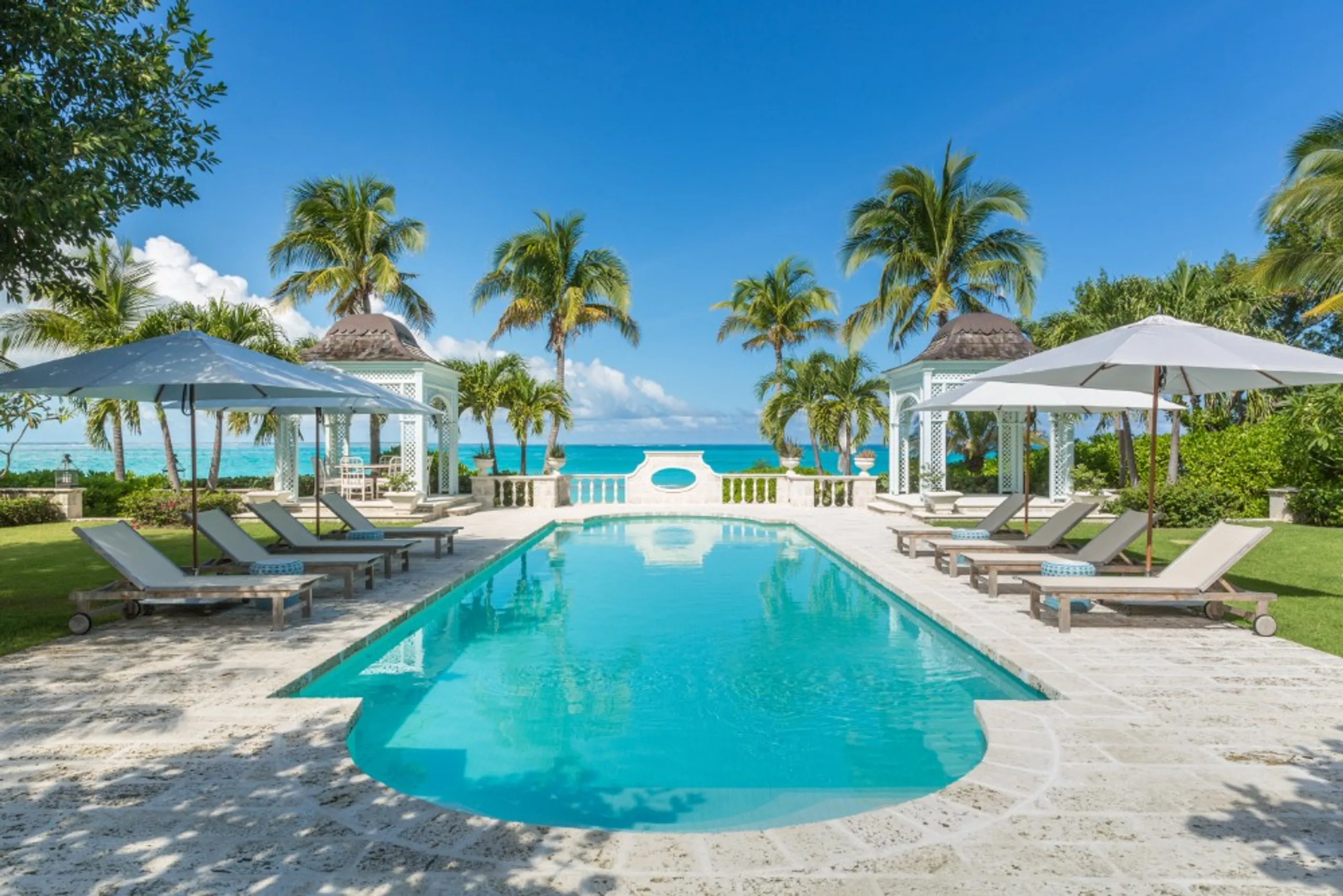 Serene Neo-Classical Villa on Grace Bay Private Pool, Manicured Gardens & Oceanfront Views — photograph 3