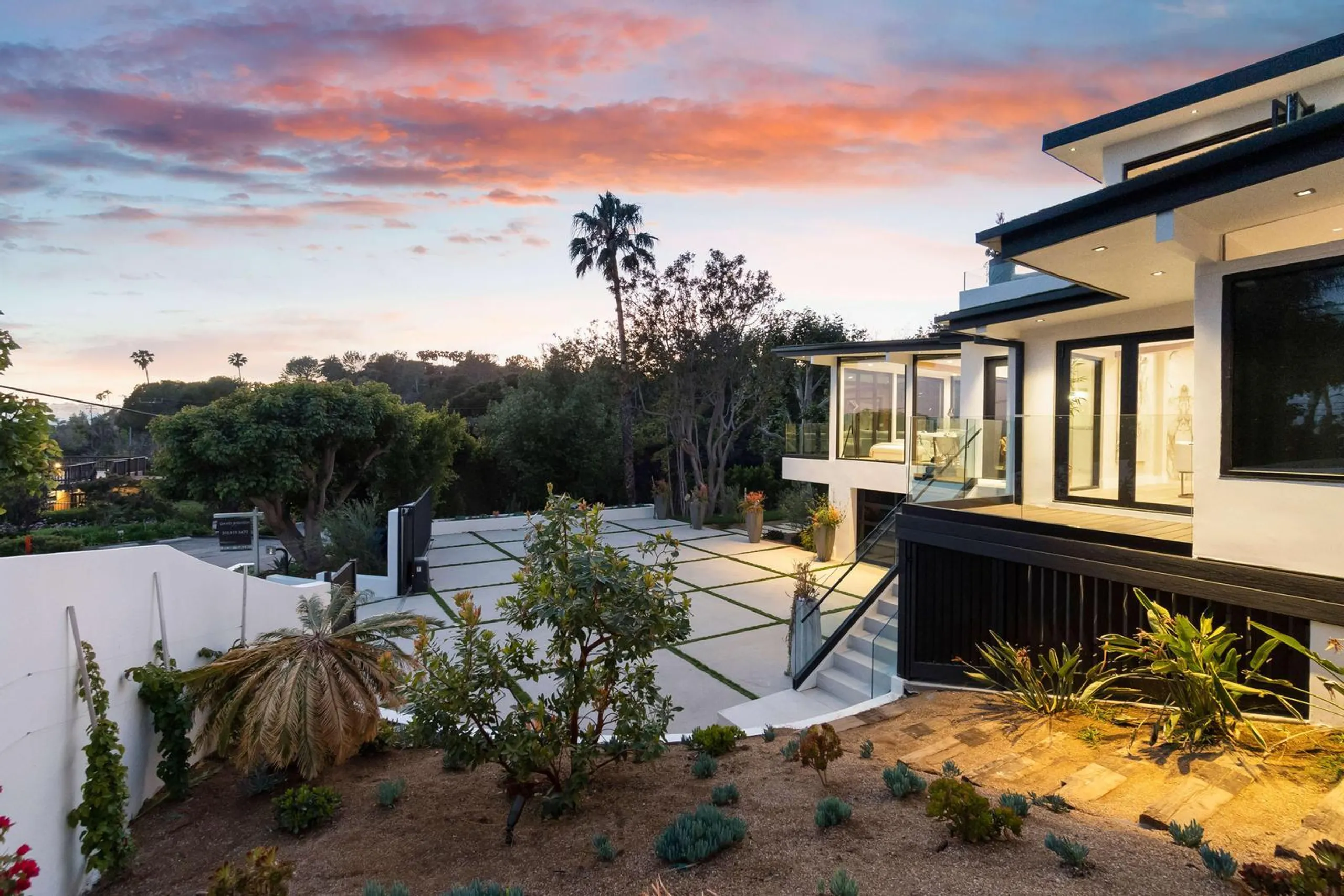 Beautiful Contemporary Villa with Crystalline Pool and Stunning Views — photograph 6