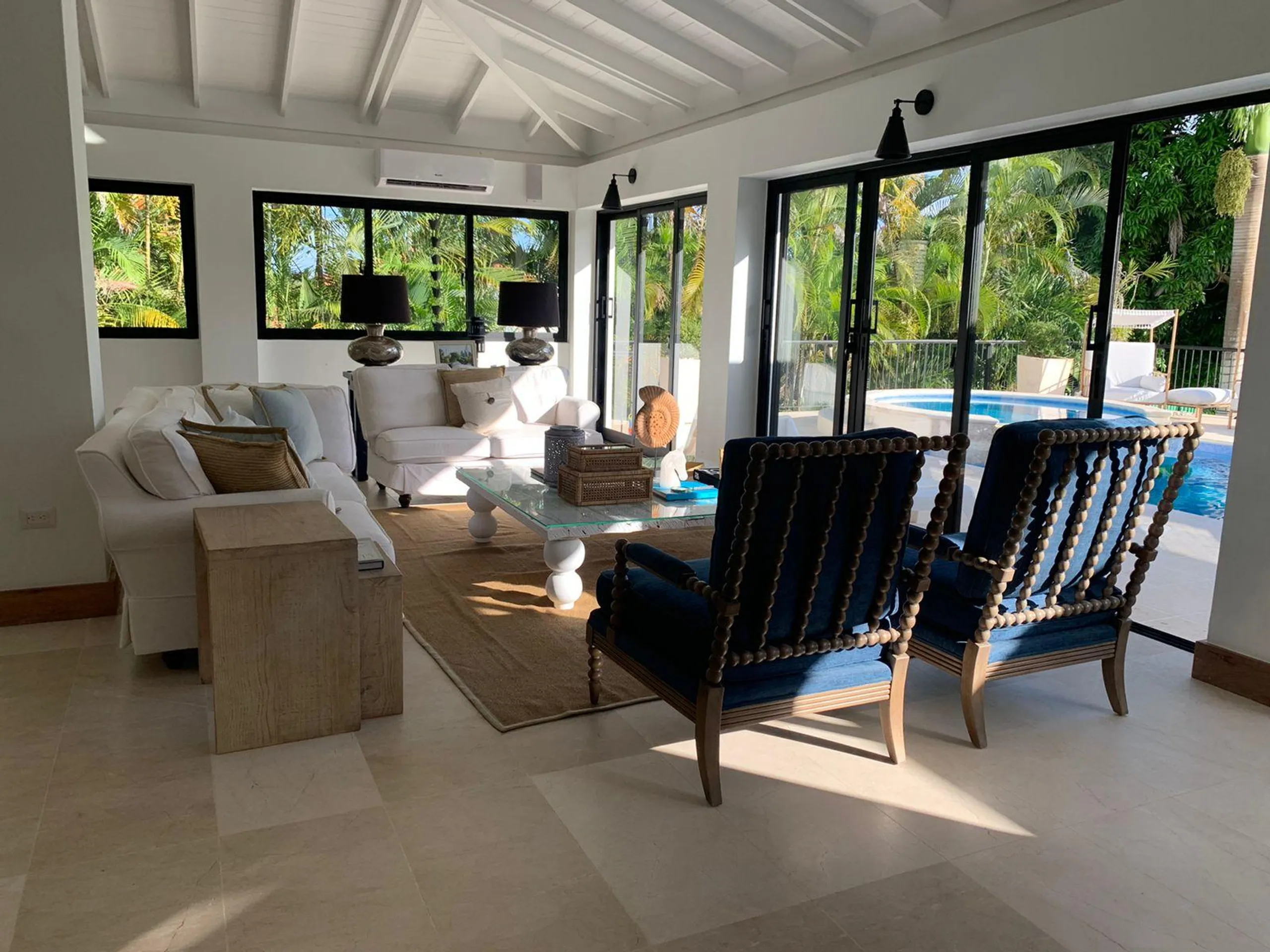 Stunning Tropical Retreat with Private Pool and Hot Tub — photograph 3