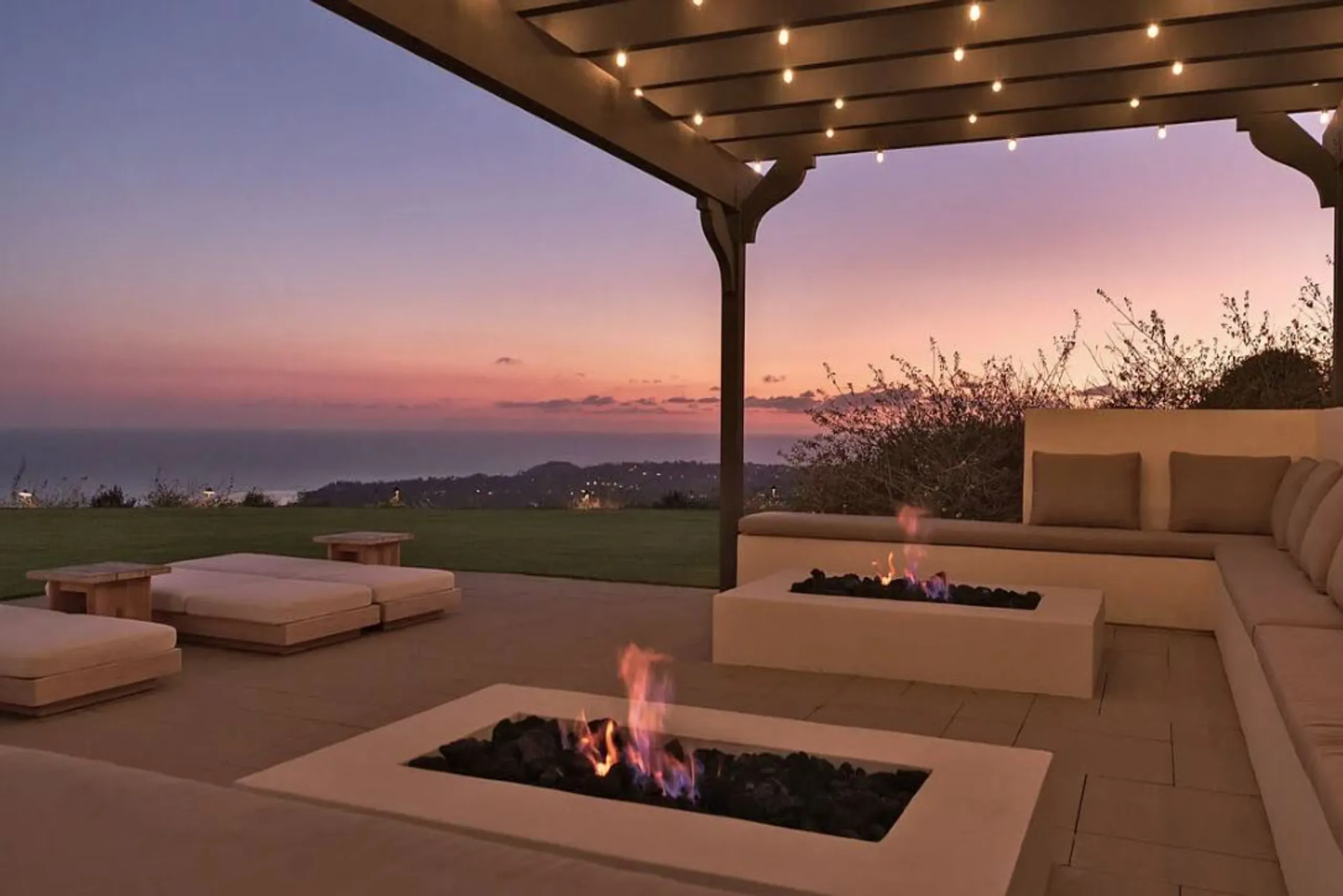 Radiant Los Angeles Modern Estate with Pool, Jacuzzi & Expansive Ocean Decks — photograph 5