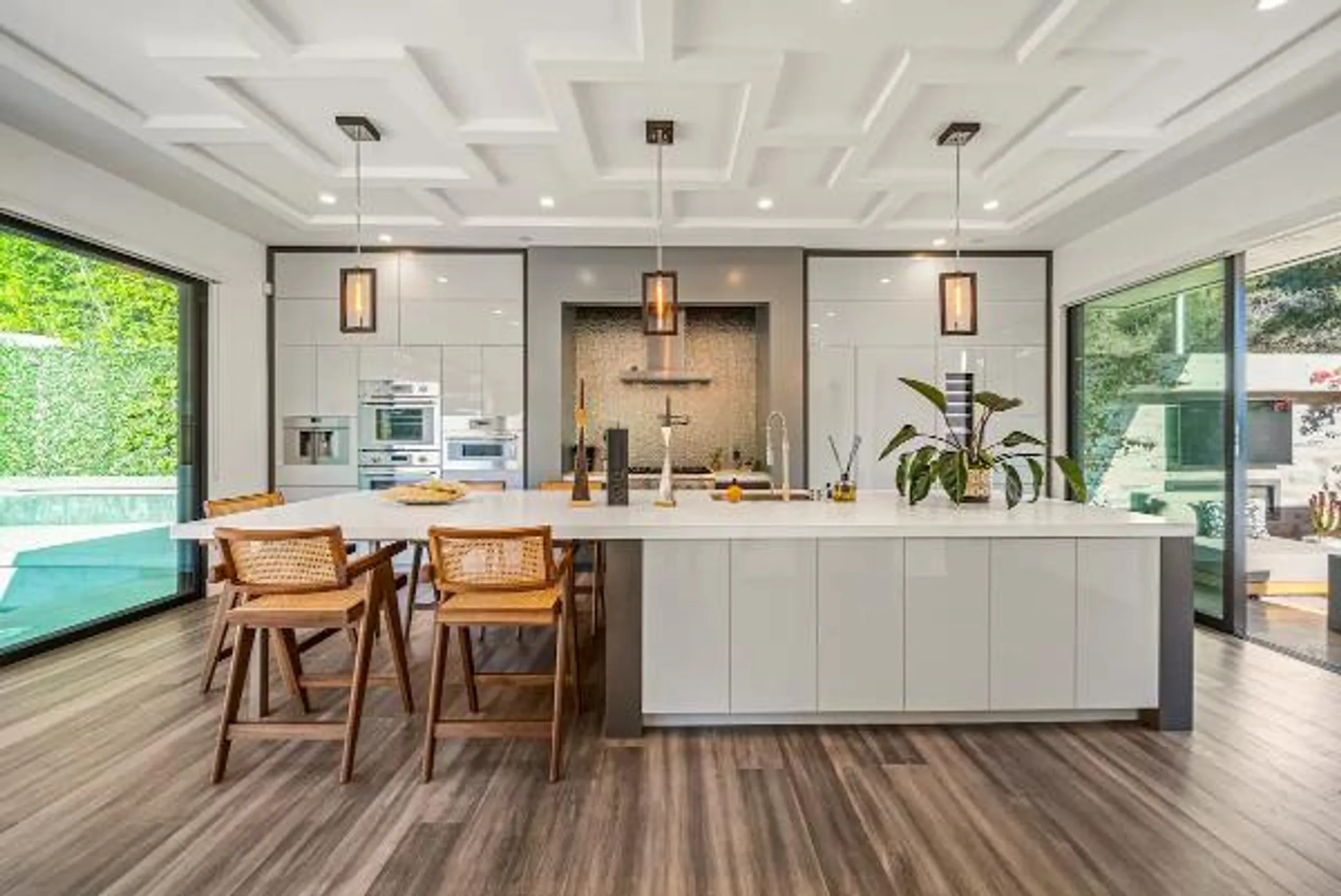 Grandiose Estate with Private Pool and Indoor-Outdoor Living — photograph 7