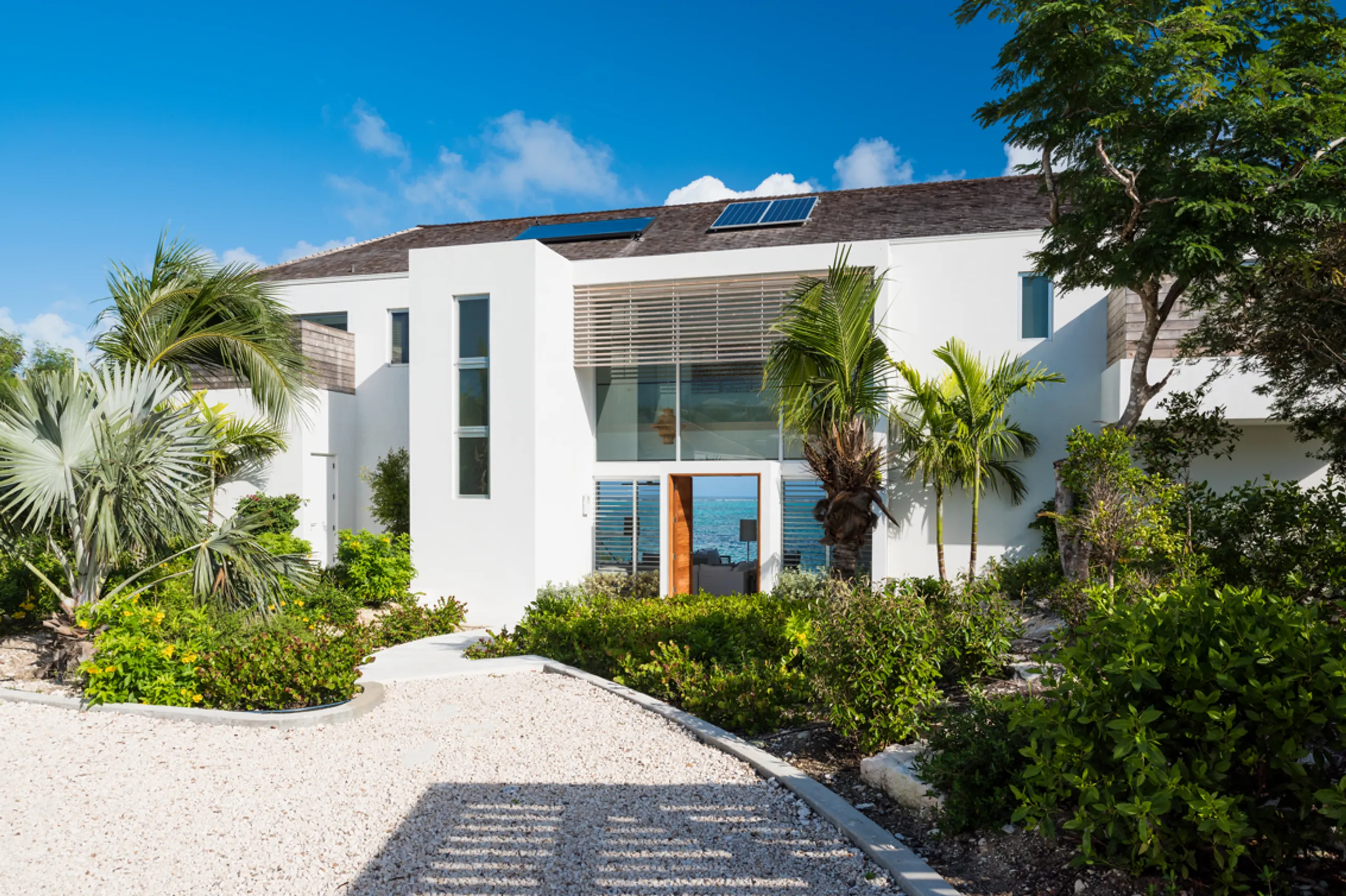 Secluded Charm and Luxury: North Shore's 5-Bedroom Beachfront Villa with Infinity Pool and Ocean Views — photograph 8