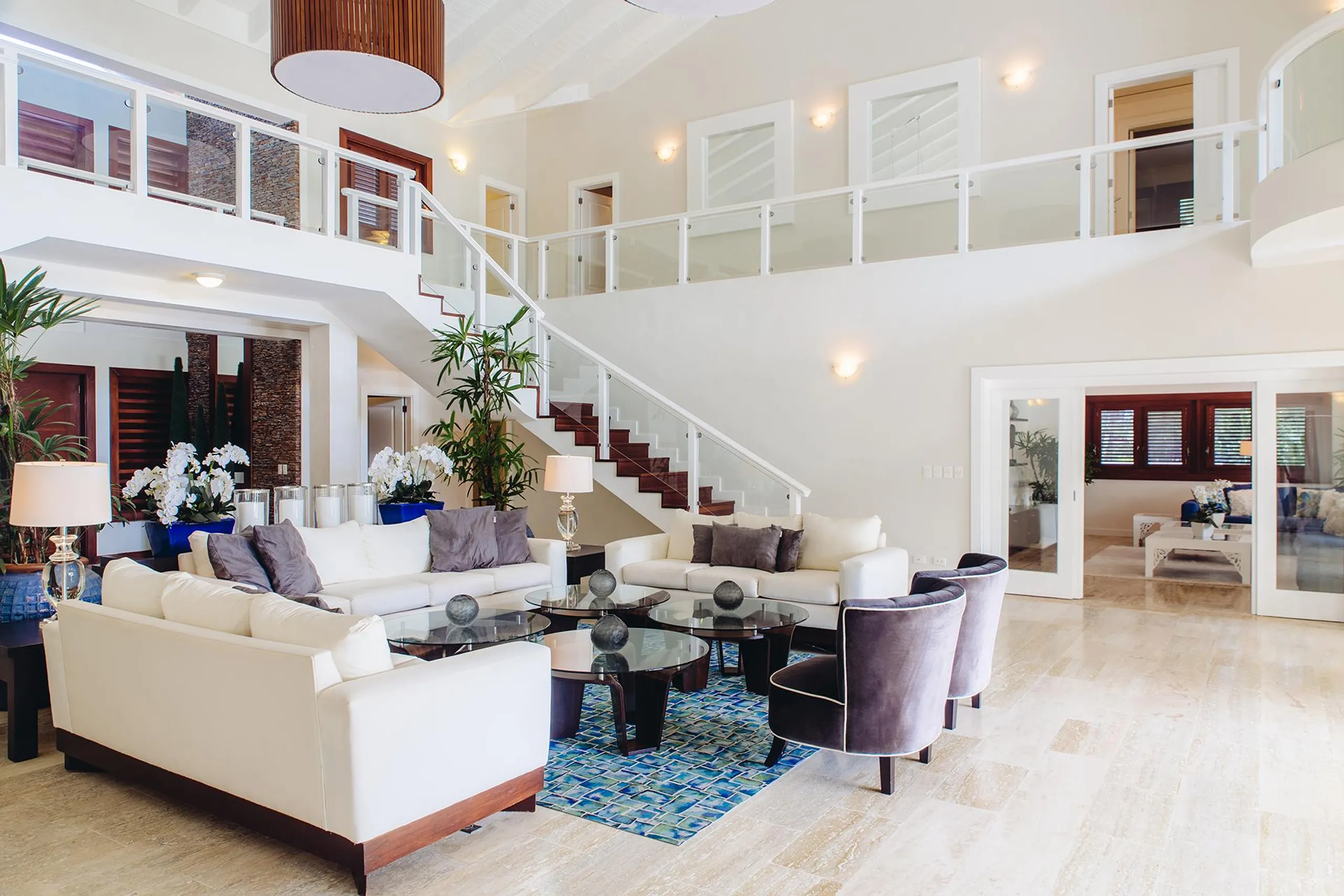 Contemporary Caribbean Retreat with Lush Gardens and Golf Course Views — photograph 5