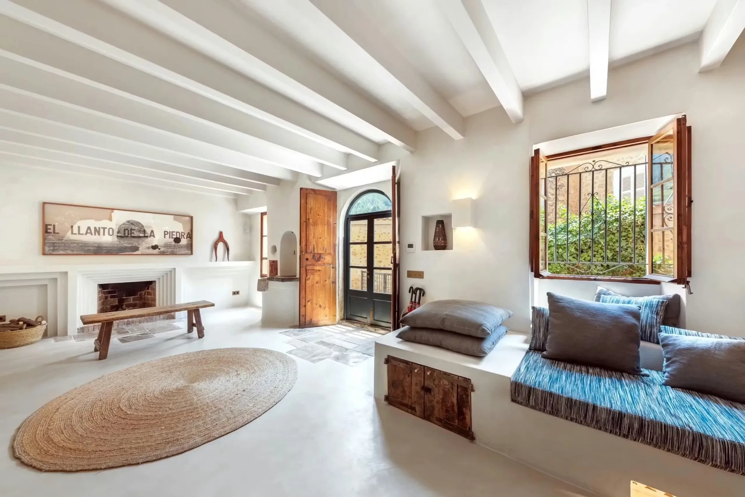 Elegant Mallorcan Escape with Infinity Pool and Mediterranean Gardens — photograph 12